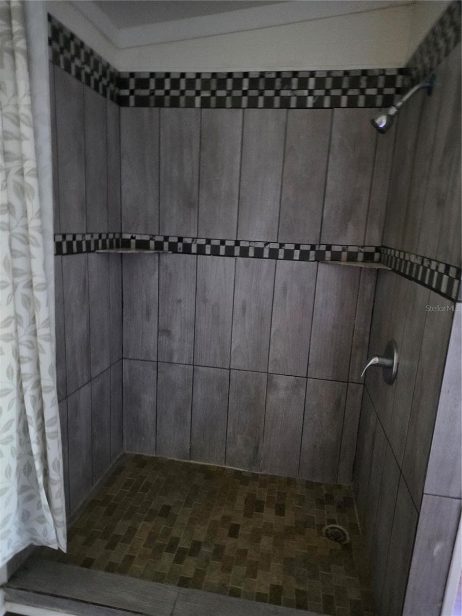 En suite shower - 1504 WALDRUP RD, LAKELAND