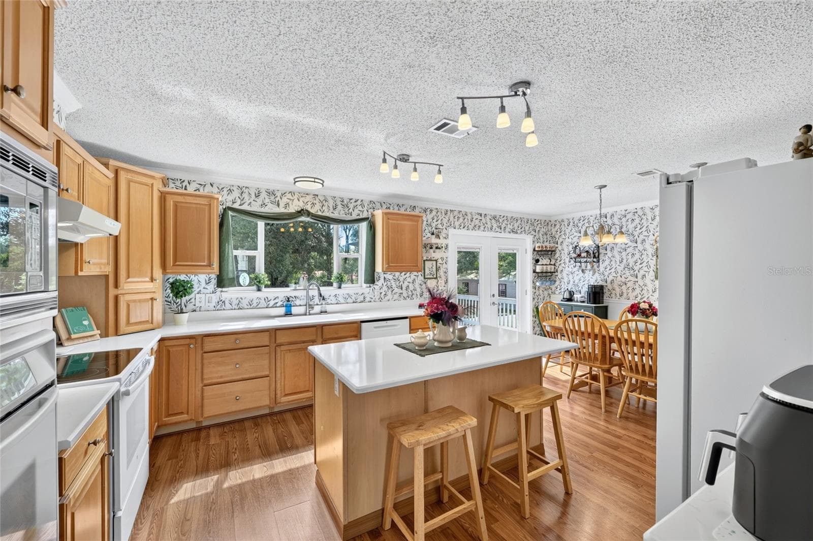 Updated kitchen - 12647 SE 102ND AVE, BELLEVIEW