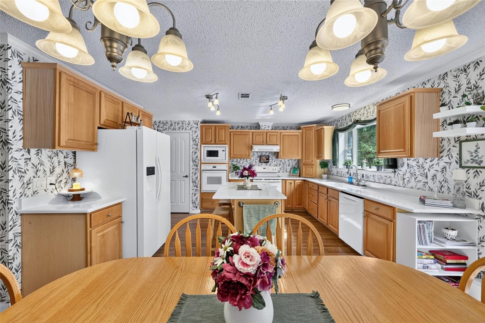 Updated kitchen with quartz countertops - 12647 SE 102ND AVE, BELLEVIEW