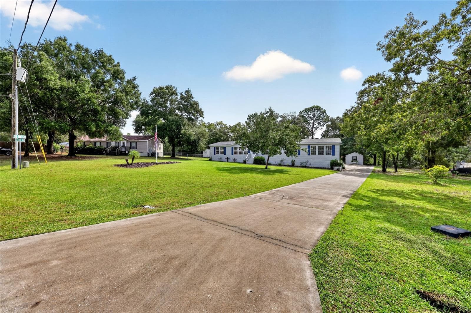 Long driveway-Ample space for parking - 12647 SE 102ND AVE, BELLEVIEW