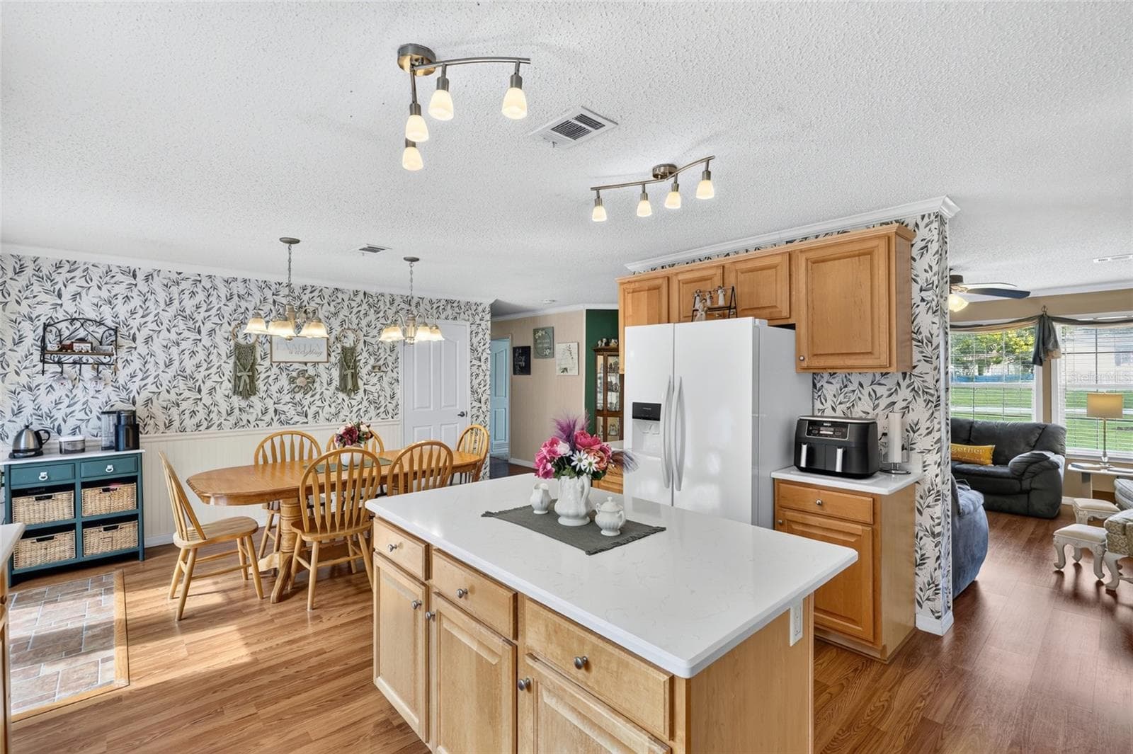 Perfect for entertaining! - 12647 SE 102ND AVE, BELLEVIEW