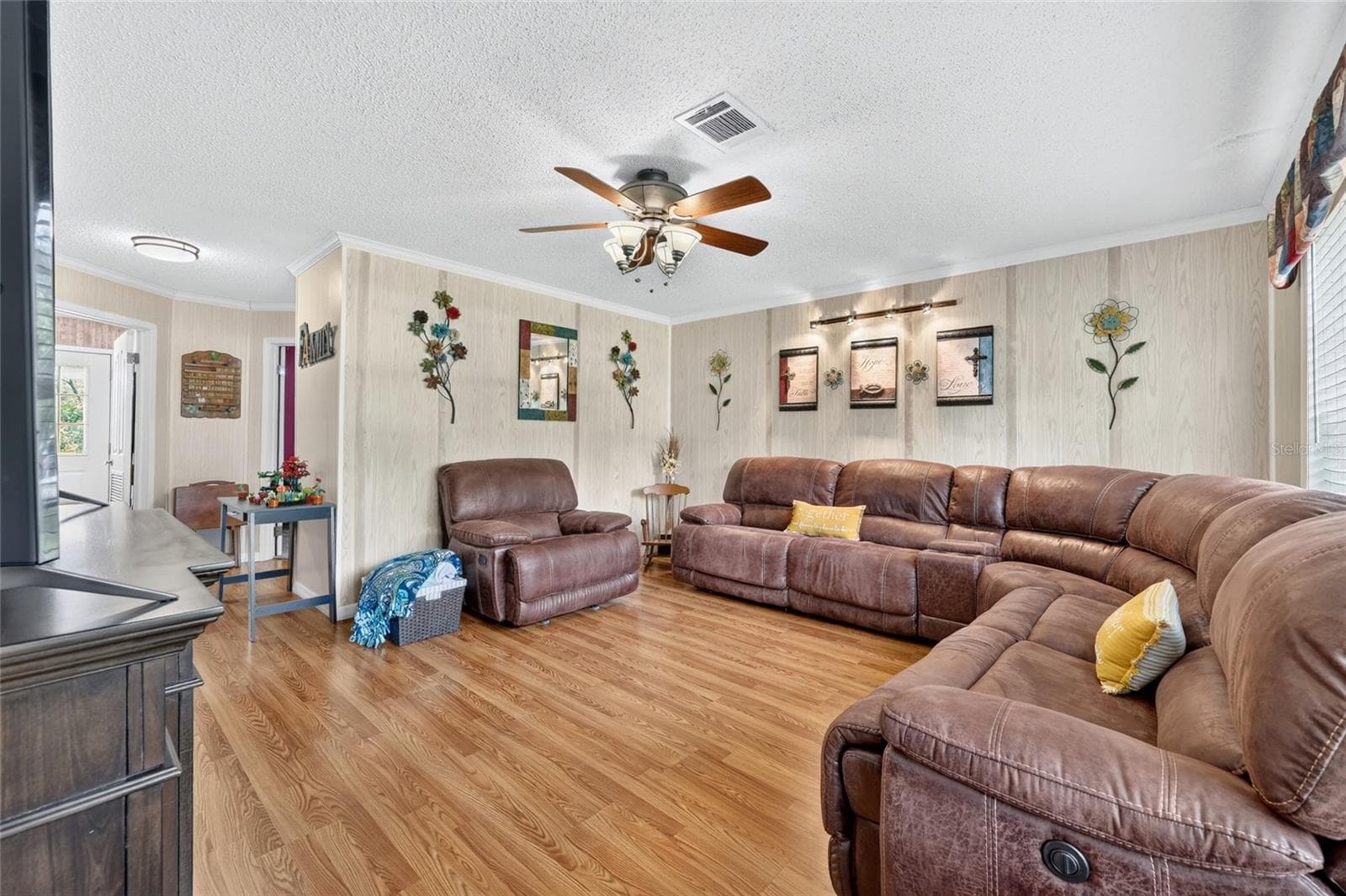 Famly room - 12647 SE 102ND AVE, BELLEVIEW