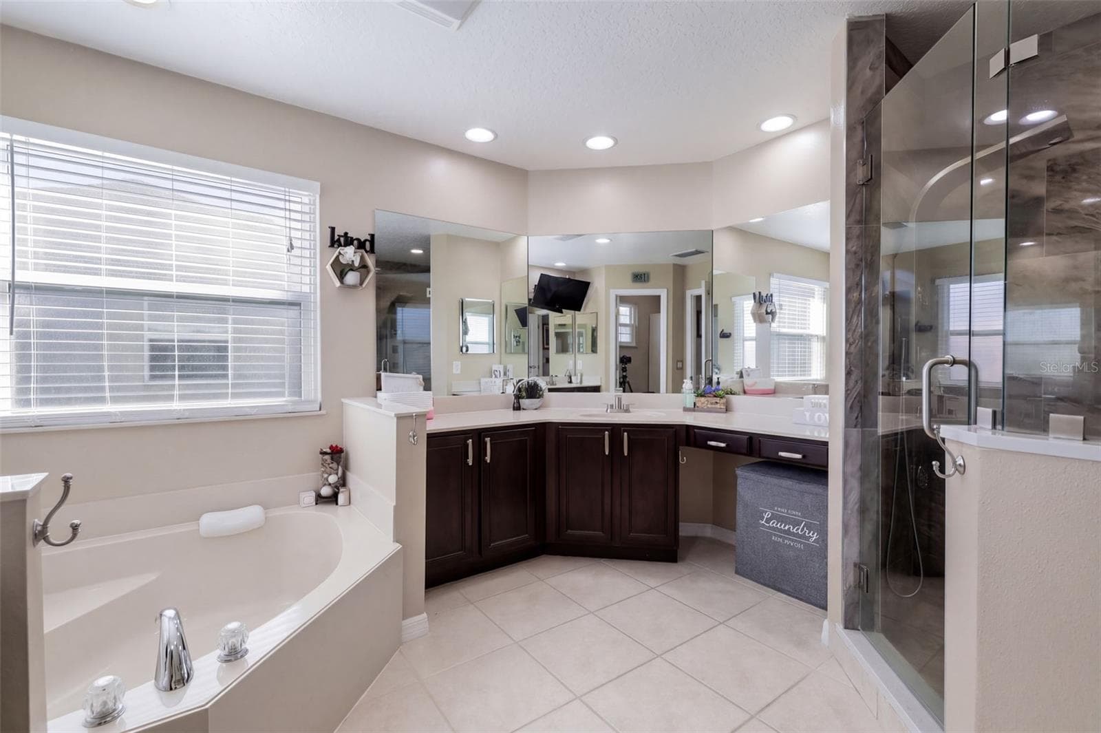 Primary Bathroom with garden tub - 10603 SUNRISE TERRACE DR, ORLANDO