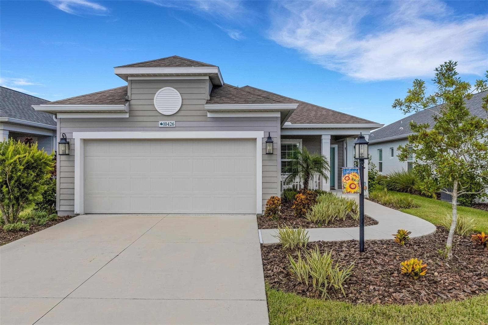 Welcome home to this beautifully maintained 2022 Neal Communities residence in Silverleaf, featuring an inviting exterior and attached two-car garage. - 10426 CROOKED CREEK CT, PARRISH