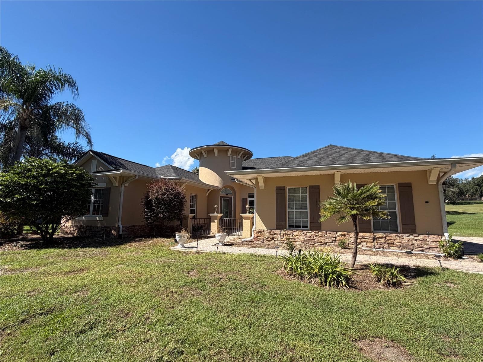 Single-story residence with courtyard-style entry and stone accents. - 39539 HARBOR HILLS BLVD, LADY LAKE
