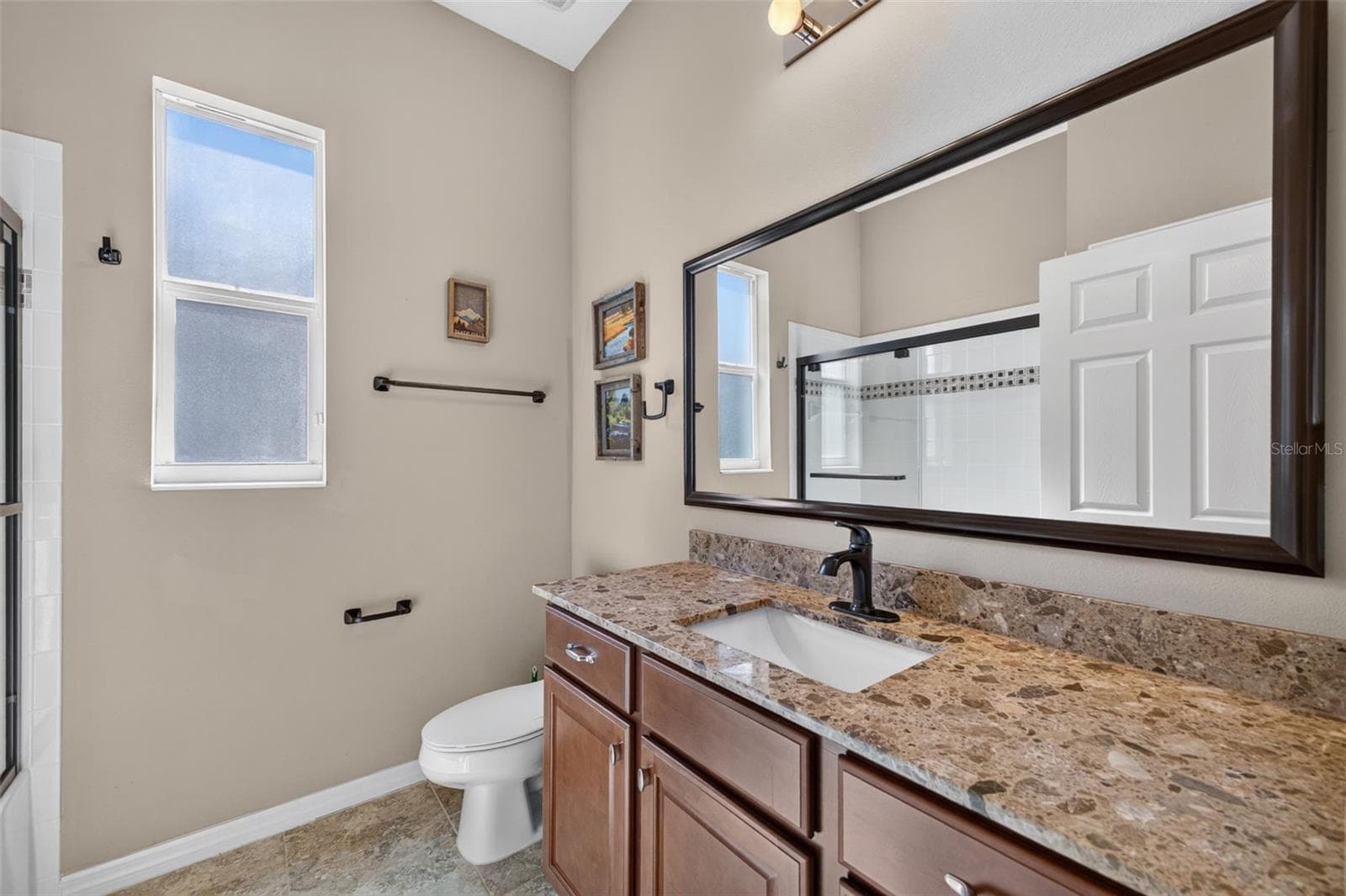 Appointed with rich granite counter surfaces, this third bath features a full tub and shower combination for modern convenience. - 2444 PAWTUCKET PASS, MOUNT DORA