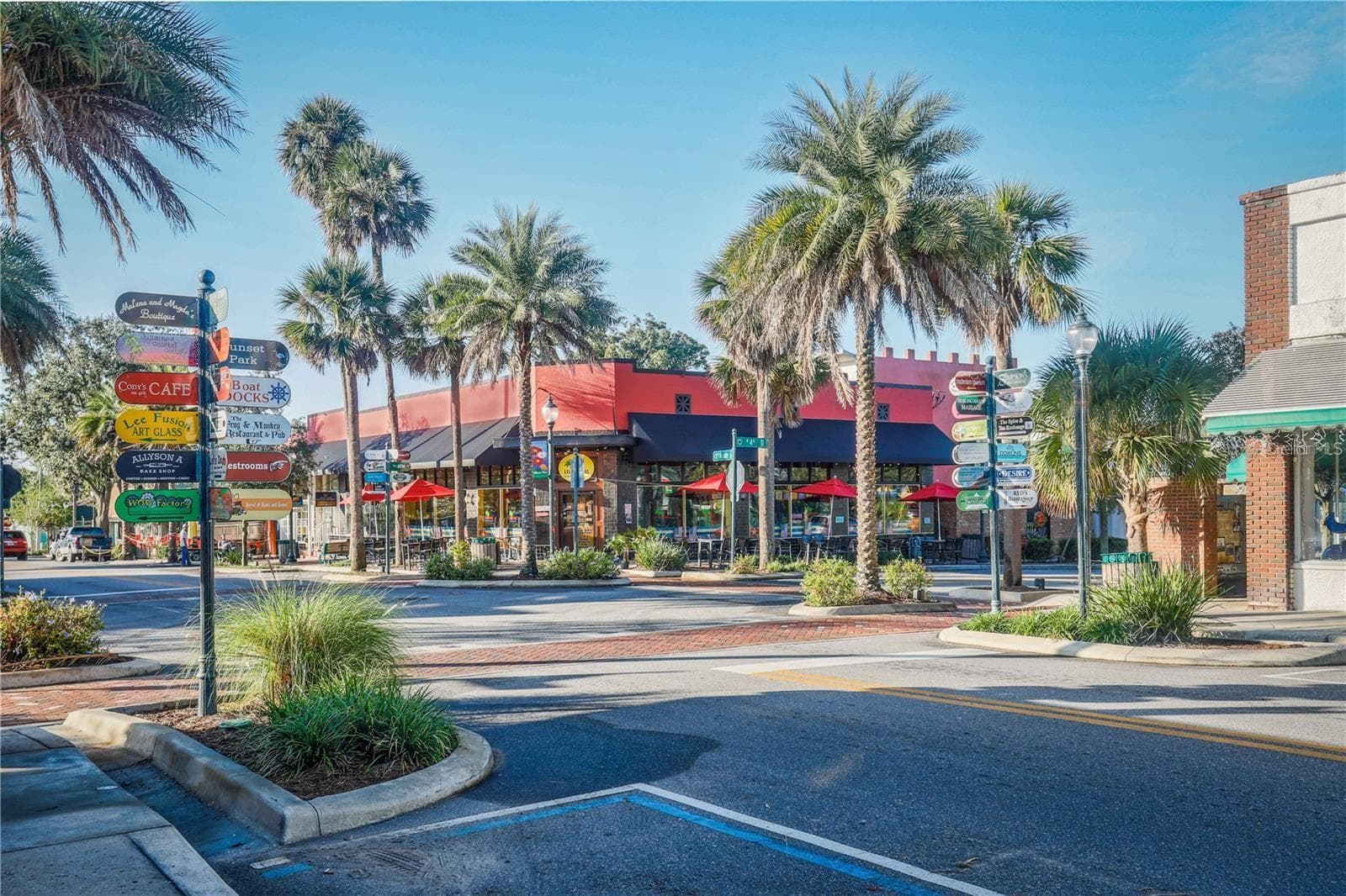 Enjoy easy access to historic downtown Mount Dora, renowned for its quaint boutique shopping, art galleries, and waterfront dining. - 2444 PAWTUCKET PASS, MOUNT DORA