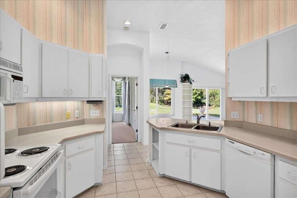 Single Family Residence at 4 KATRINAS DR, ORMOND BEACH, photo 10 of 38