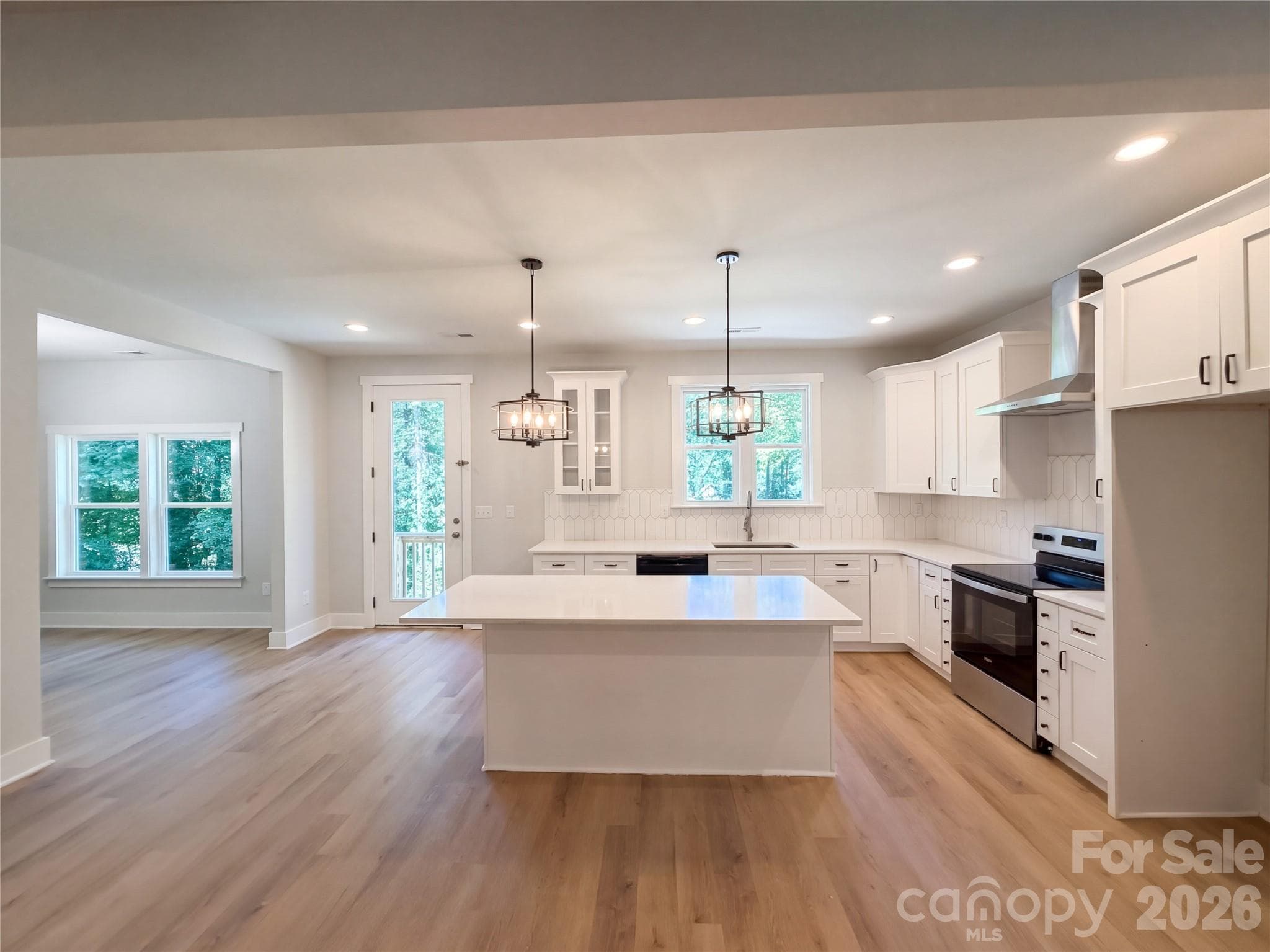 Single Family Residence at 8807 Crestwood Drive, Mount Pleasant, photo 2 of 27