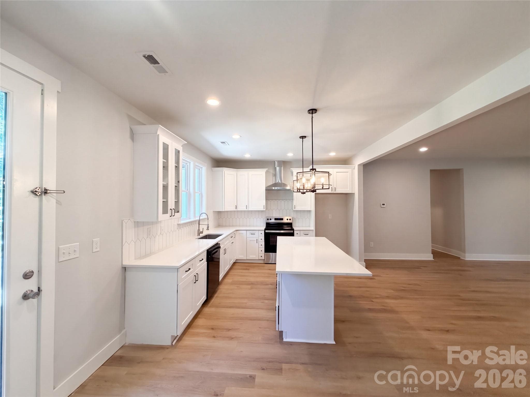 Single Family Residence at 8807 Crestwood Drive, Mount Pleasant, photo 3 of 27