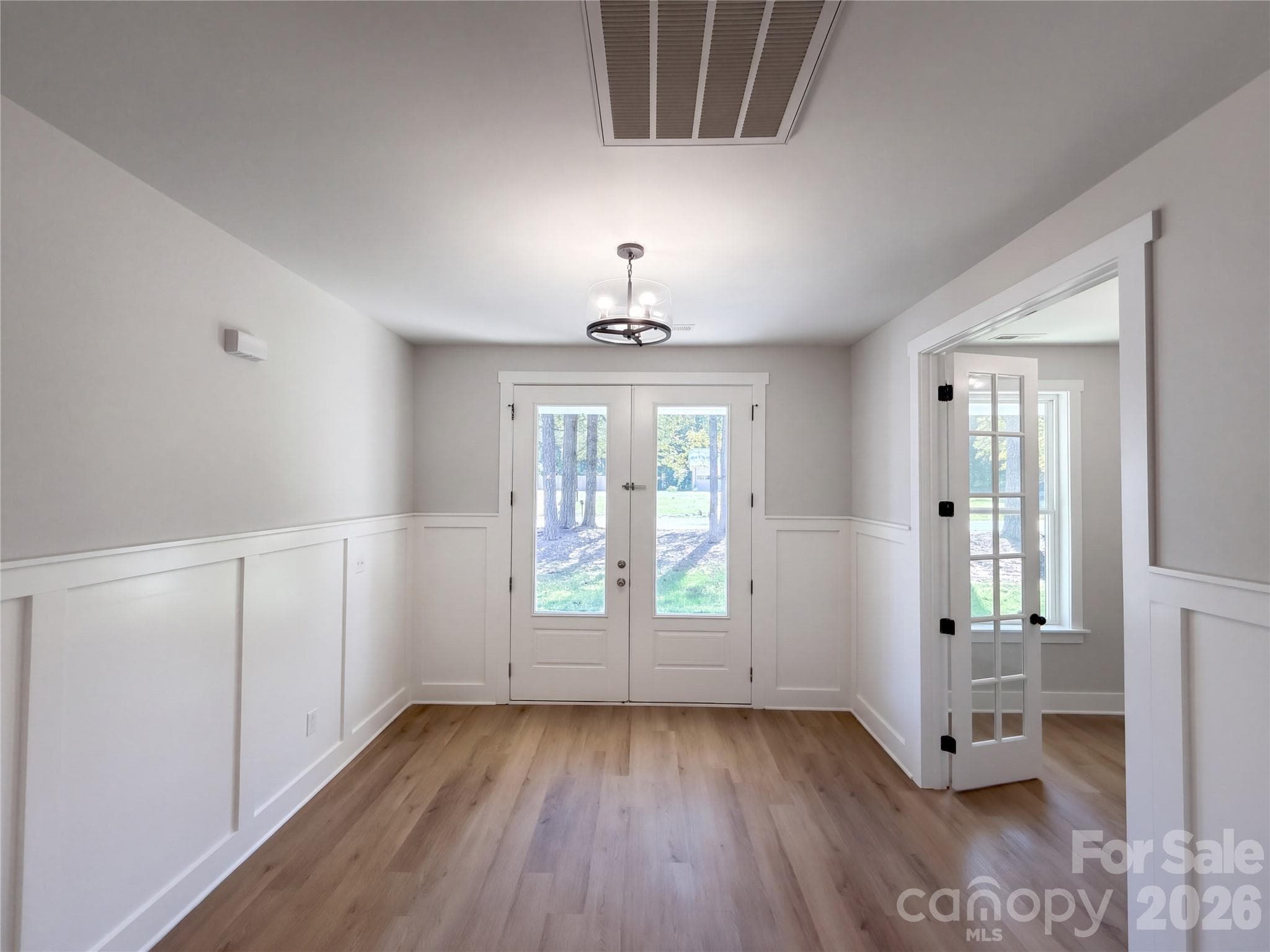 Single Family Residence at 8807 Crestwood Drive, Mount Pleasant, photo 8 of 27