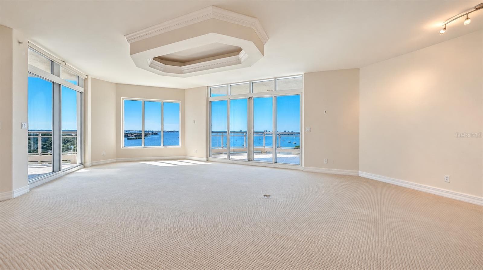Great Room with Expansive Water Views Accessible to 2 Terraces - 340 S PALM AVE #101, SARASOTA