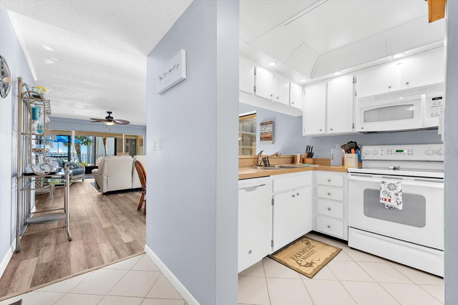 INVITING Dining Just Steps Away - 1551 BEACH RD #207, ENGLEWOOD