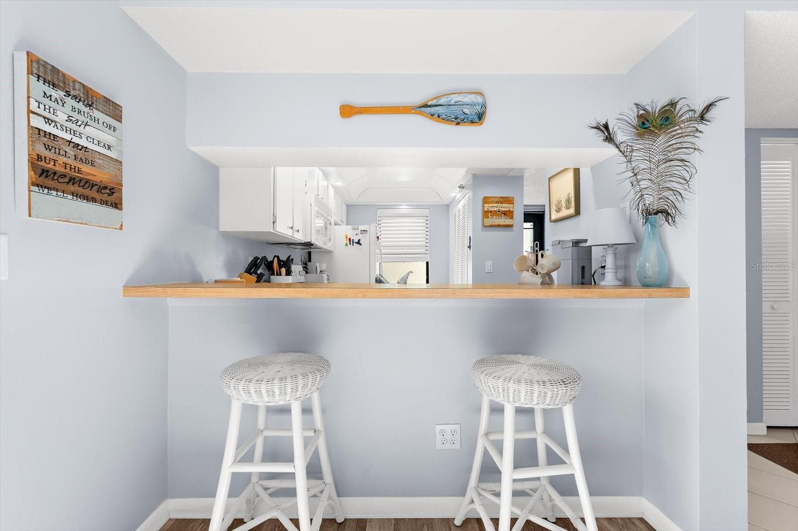 INVITING Breakfast Bar Seating - 1551 BEACH RD #207, ENGLEWOOD