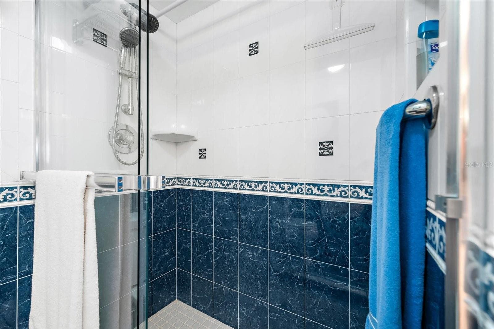 Beautifully Tiled Walk-In Shower! - 1551 BEACH RD #207, ENGLEWOOD