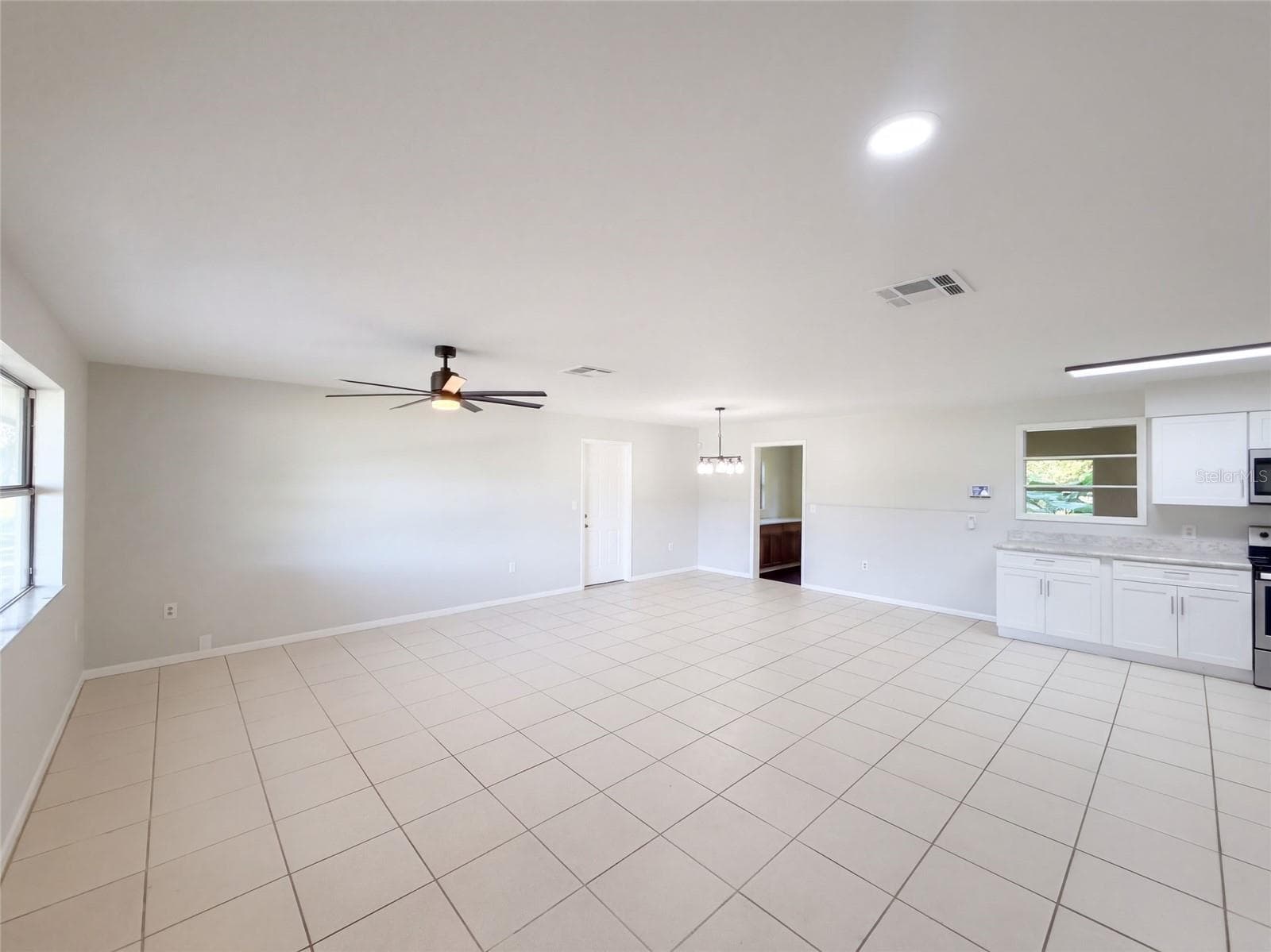 Single Family Residence at 425 W DAUGHTERY RD, LAKELAND, photo 3 of 19
