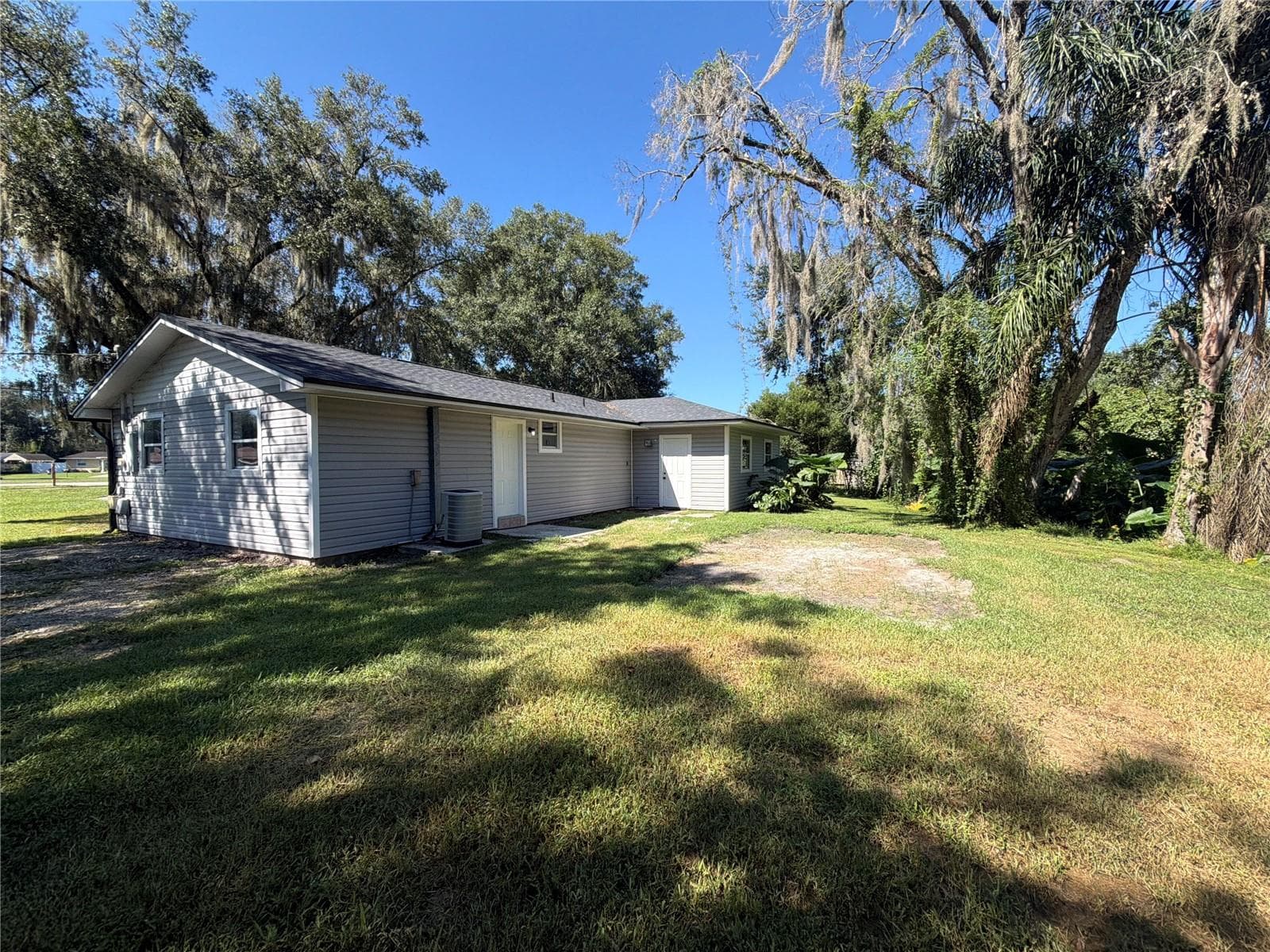 Single Family Residence at 425 W DAUGHTERY RD, LAKELAND, photo 5 of 19