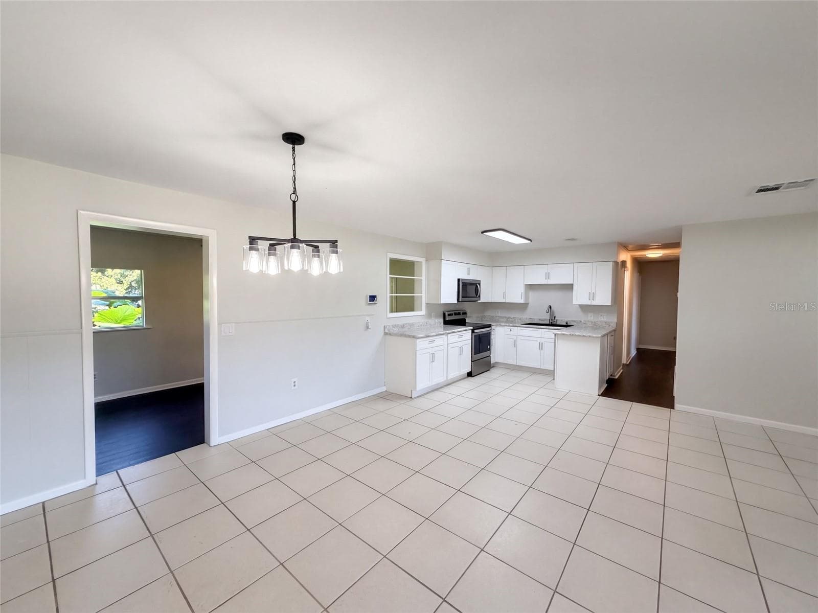 Single Family Residence at 425 W DAUGHTERY RD, LAKELAND, photo 6 of 19