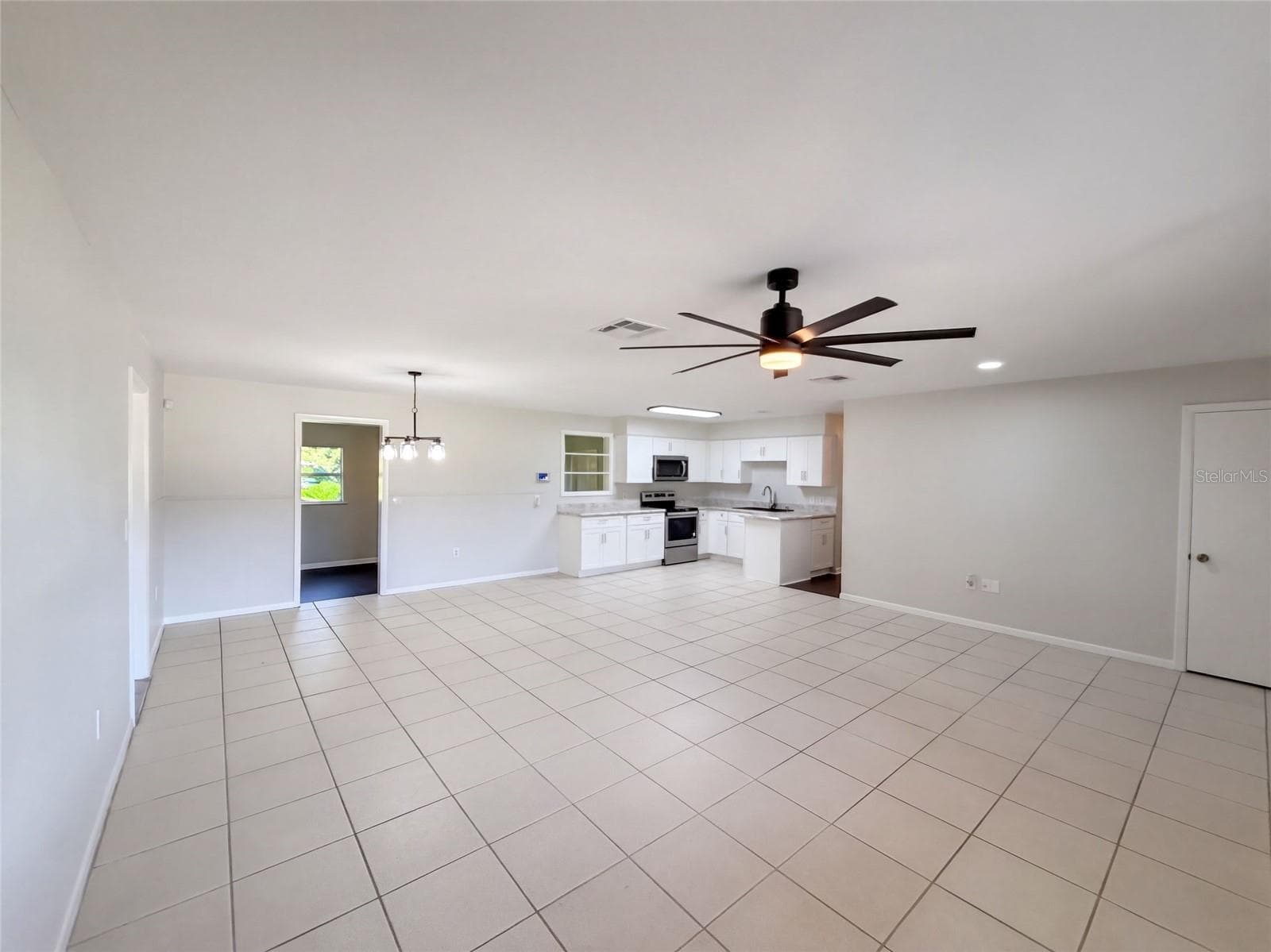 Single Family Residence at 425 W DAUGHTERY RD, LAKELAND, photo 7 of 19