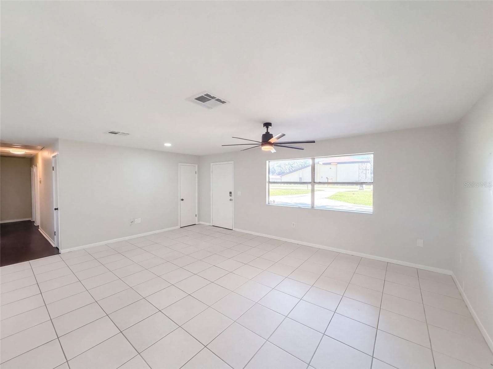 Single Family Residence at 425 W DAUGHTERY RD, LAKELAND, photo 8 of 19