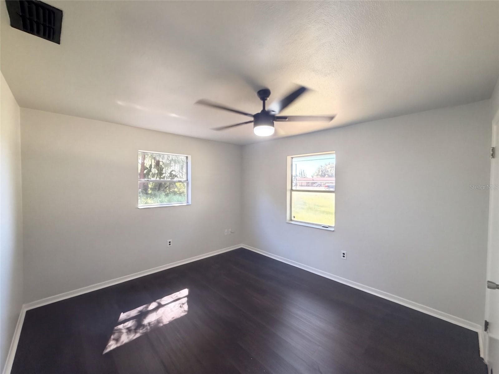 Single Family Residence at 425 W DAUGHTERY RD, LAKELAND, photo 10 of 19