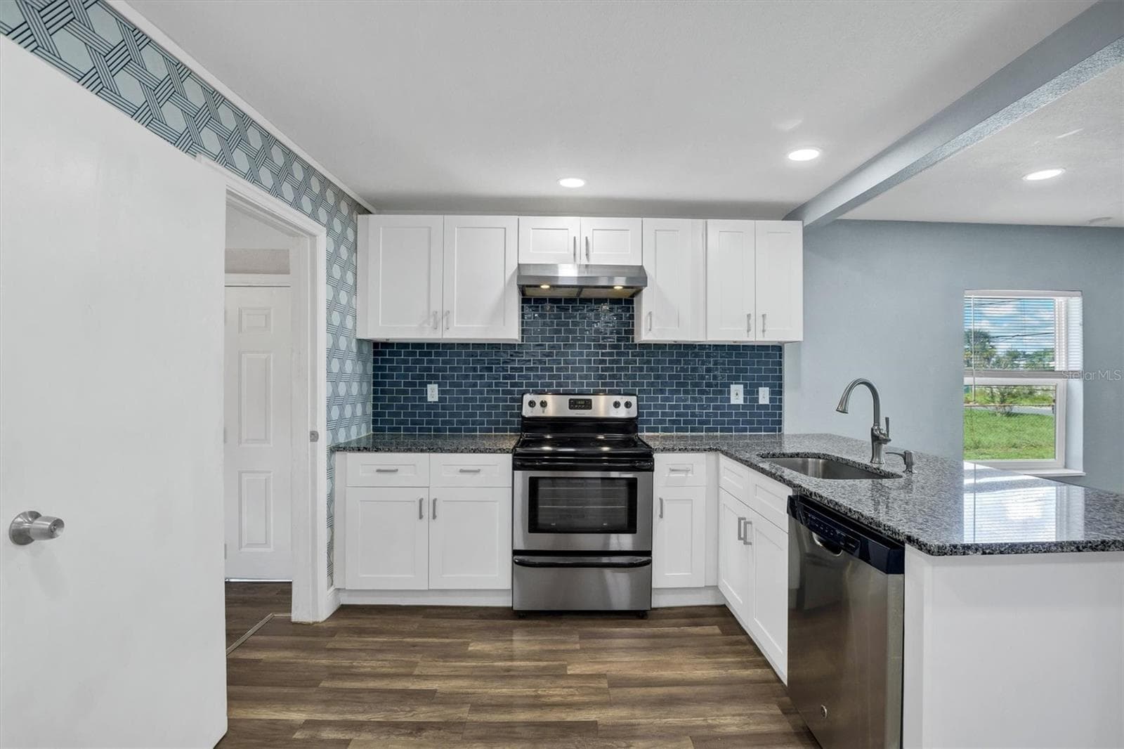 Single Family Residence at 2014 W HICKORY ST, LAKELAND, photo 8 of 20