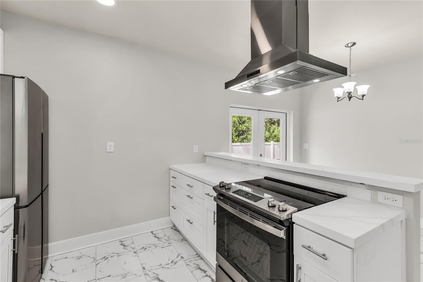 Kitchen features granite countertops, modern subway tile backsplash and stainless steel appliances. - 3954 S SANFORD AVE, SANFORD