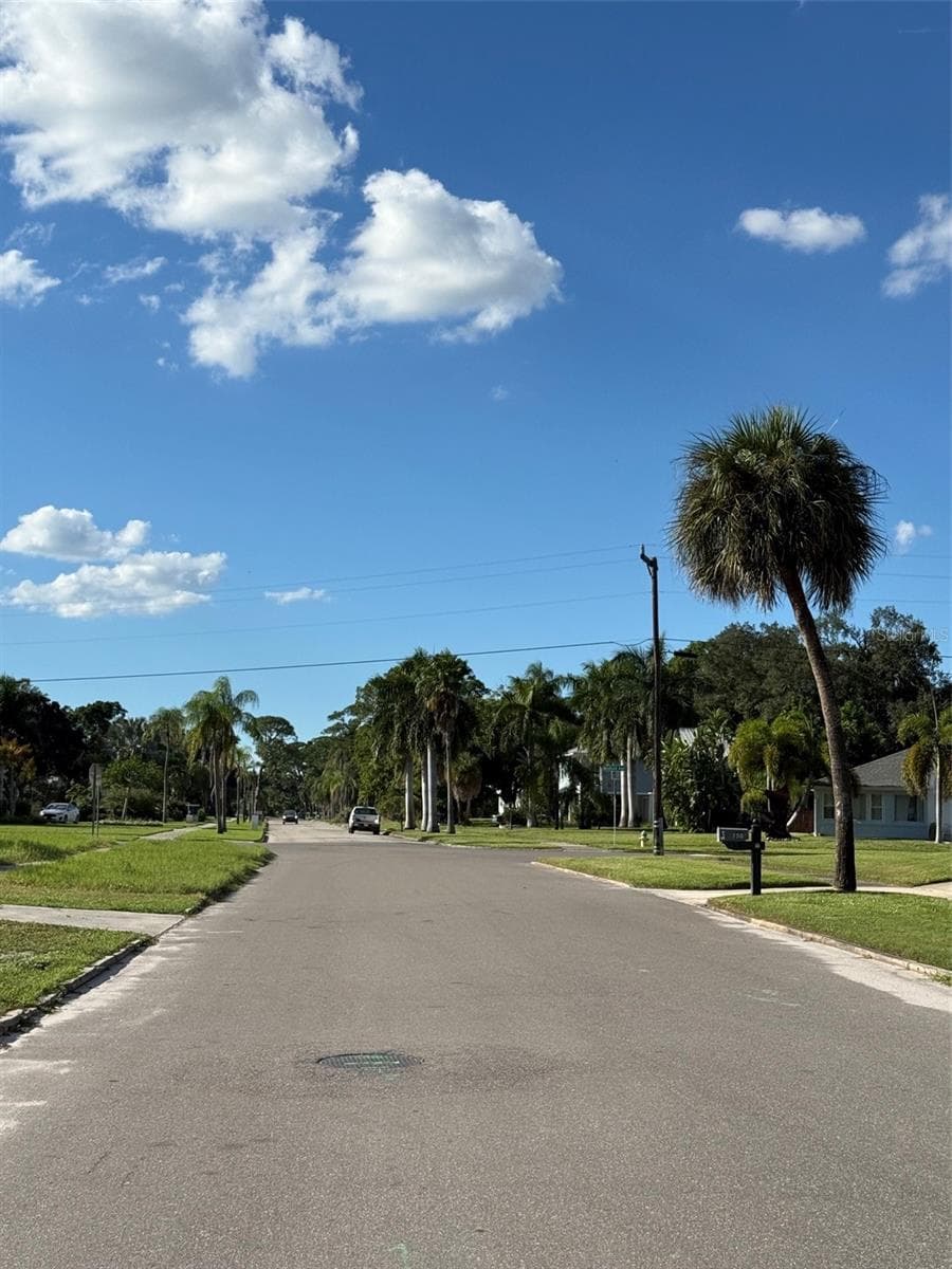 View to the north on Westmoreland Dr - 7510 WESTMORELAND DR, SARASOTA