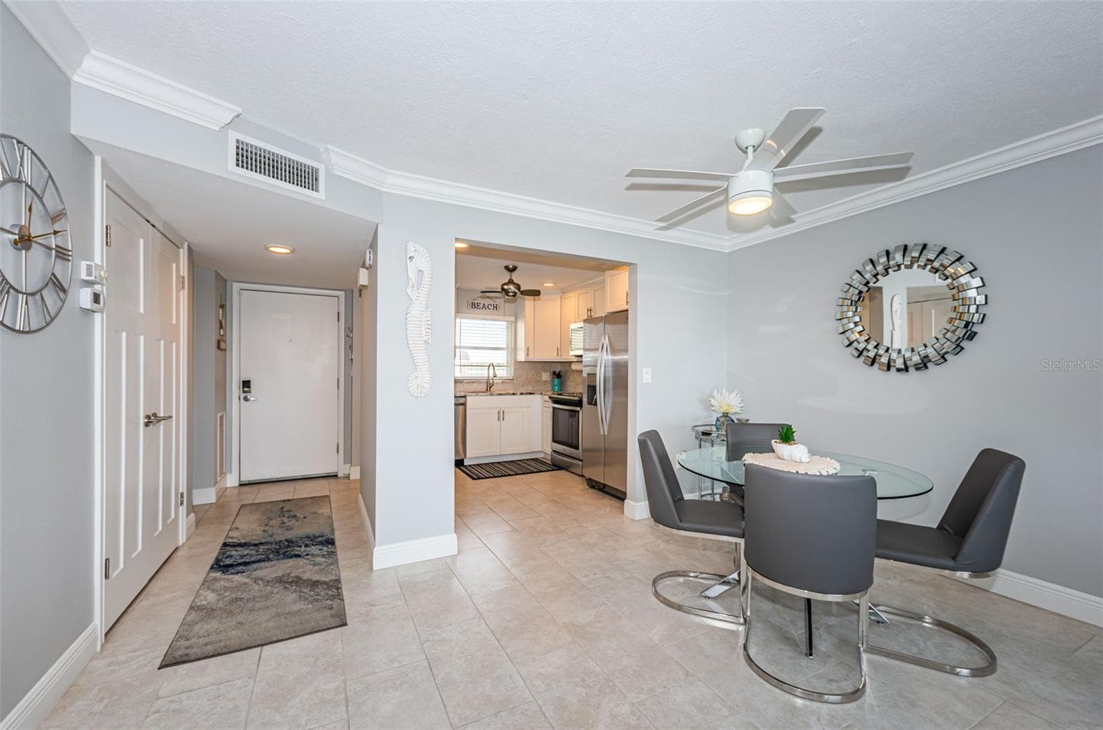 Dining area just off the kitchen - 4775 COVE CIR #904, ST PETERSBURG