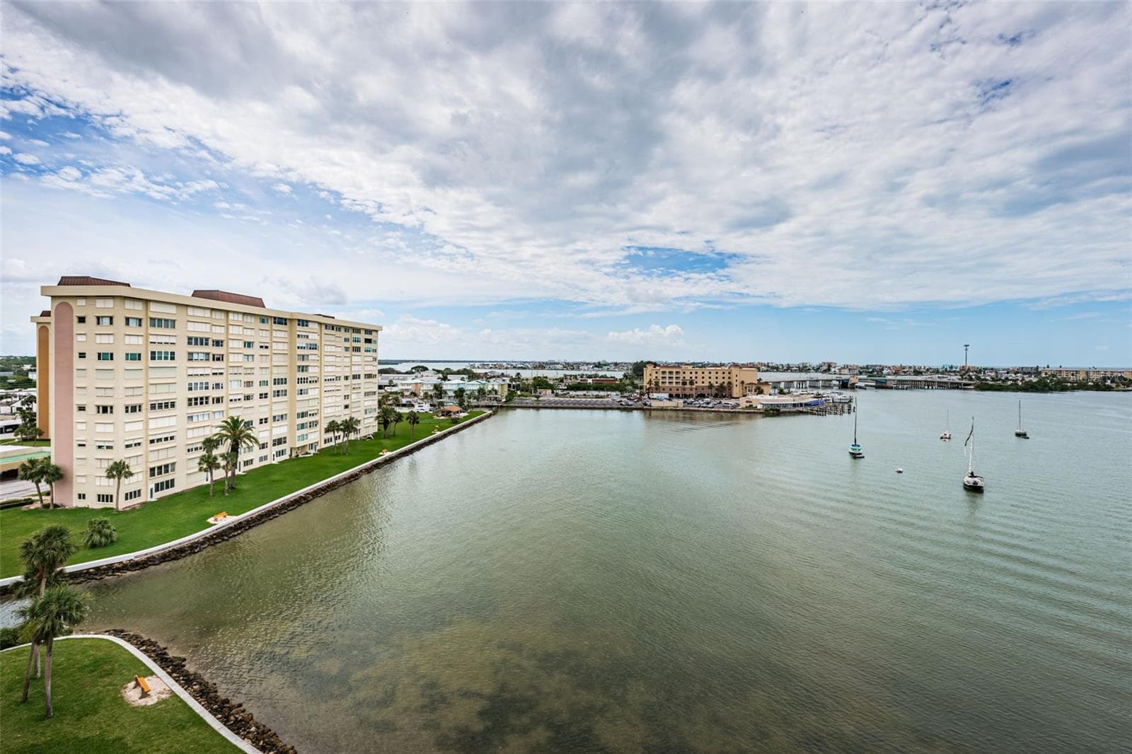 Condominium at 4775 COVE CIR #904, ST PETERSBURG, photo 21 of 56