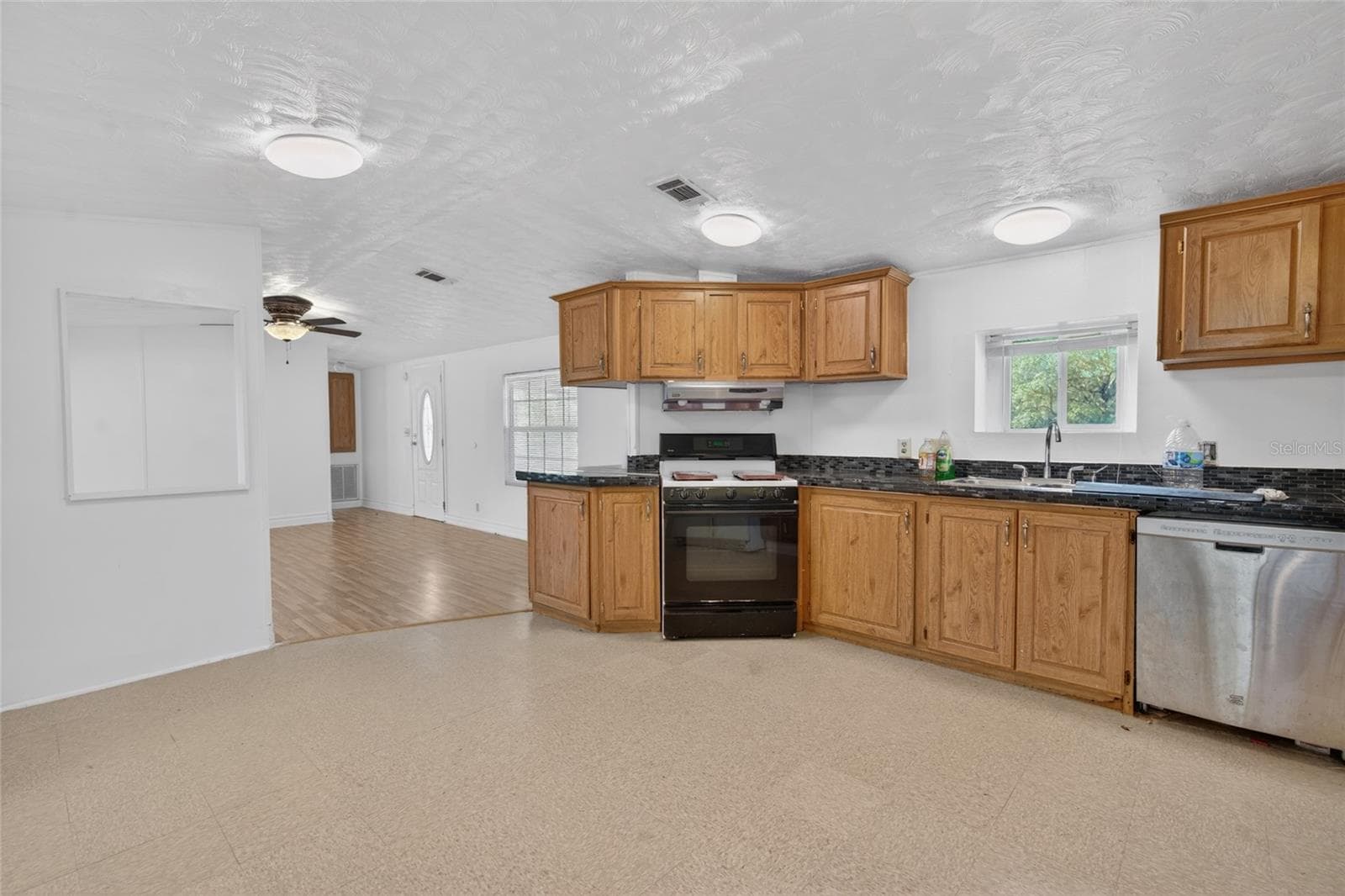 Manufactured Home at 11751 NE 116TH ST, ARCHER, photo 32 of 53