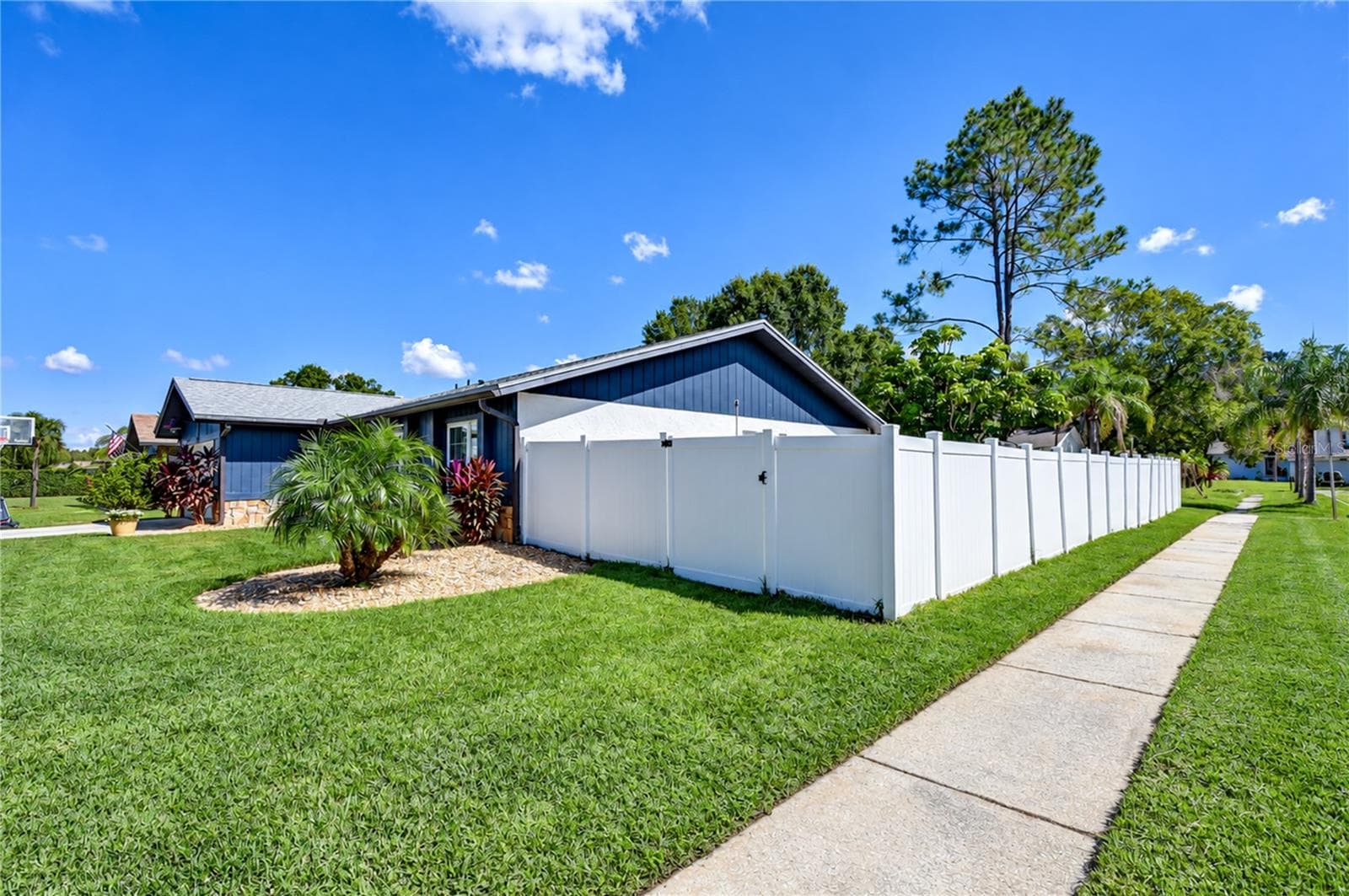 Single Family Residence at 16201 PARKSIDE DR, TAMPA, photo 4 of 32