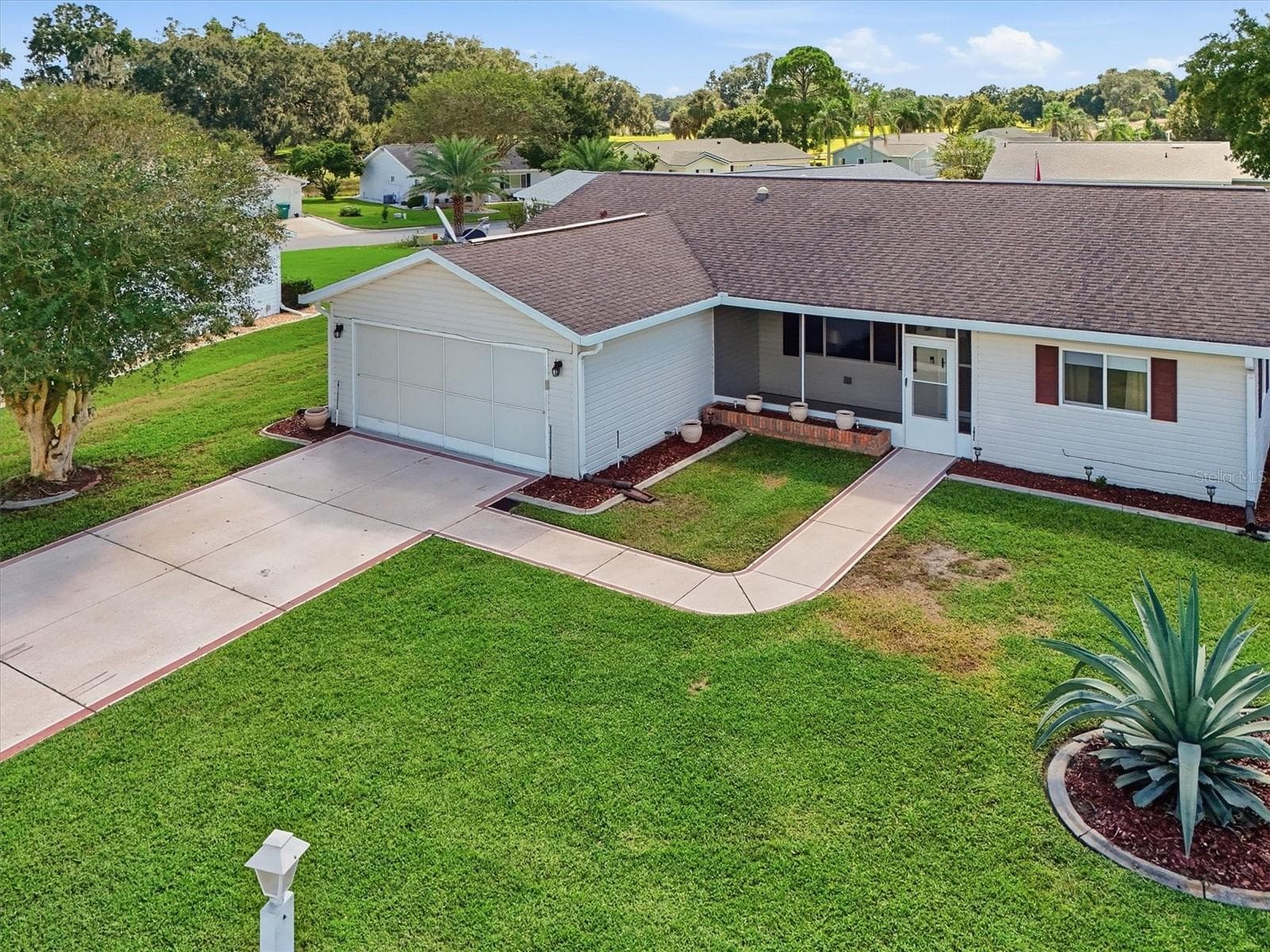 House includes a Screen Garage Door and Front Screen Porch perfect for morning coffee. - 9892 SE 177TH LN, SUMMERFIELD