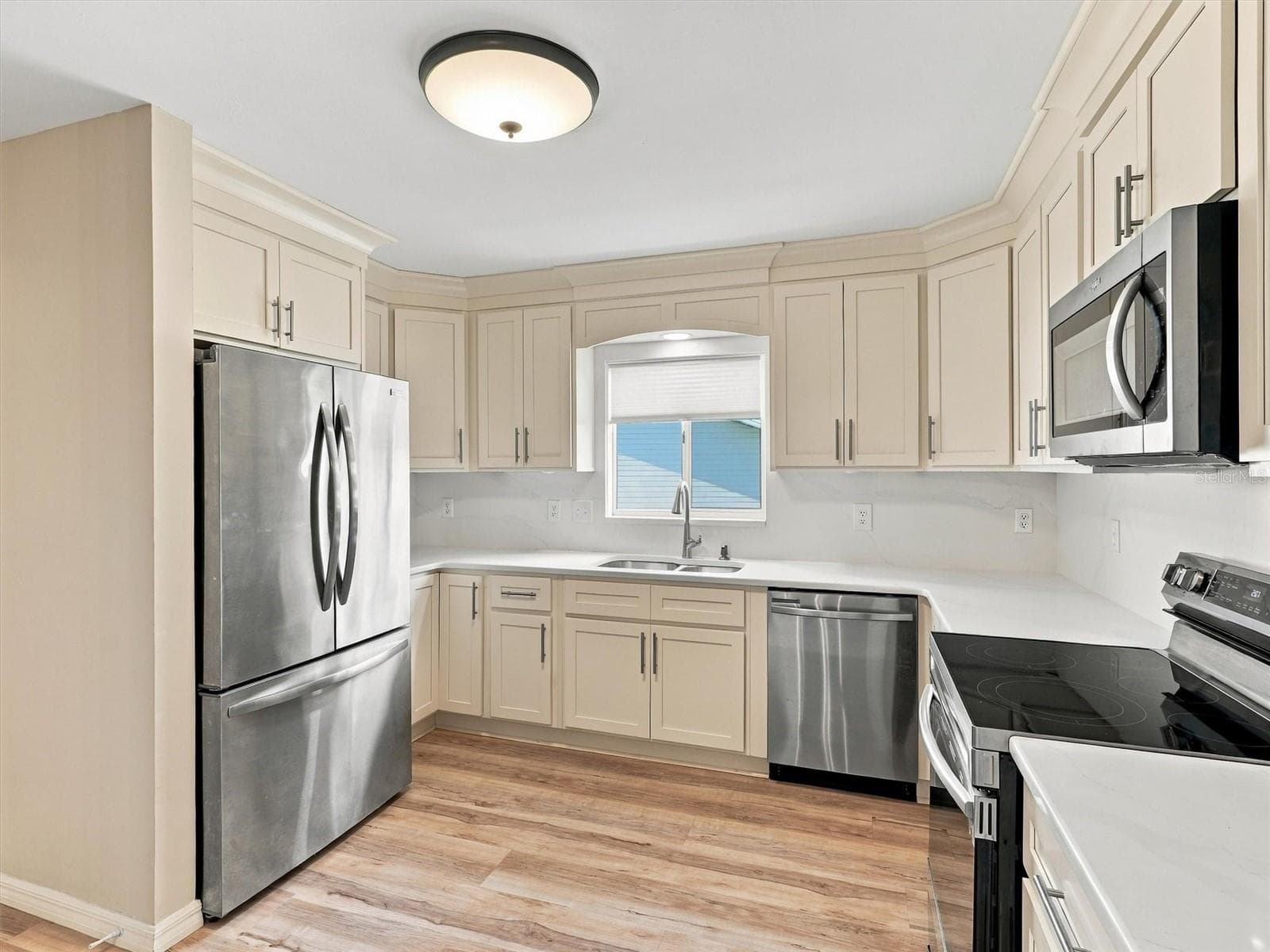 New Custom Kitchen Cabinets, Quartz Counter Tops, New Appliances - 9892 SE 177TH LN, SUMMERFIELD