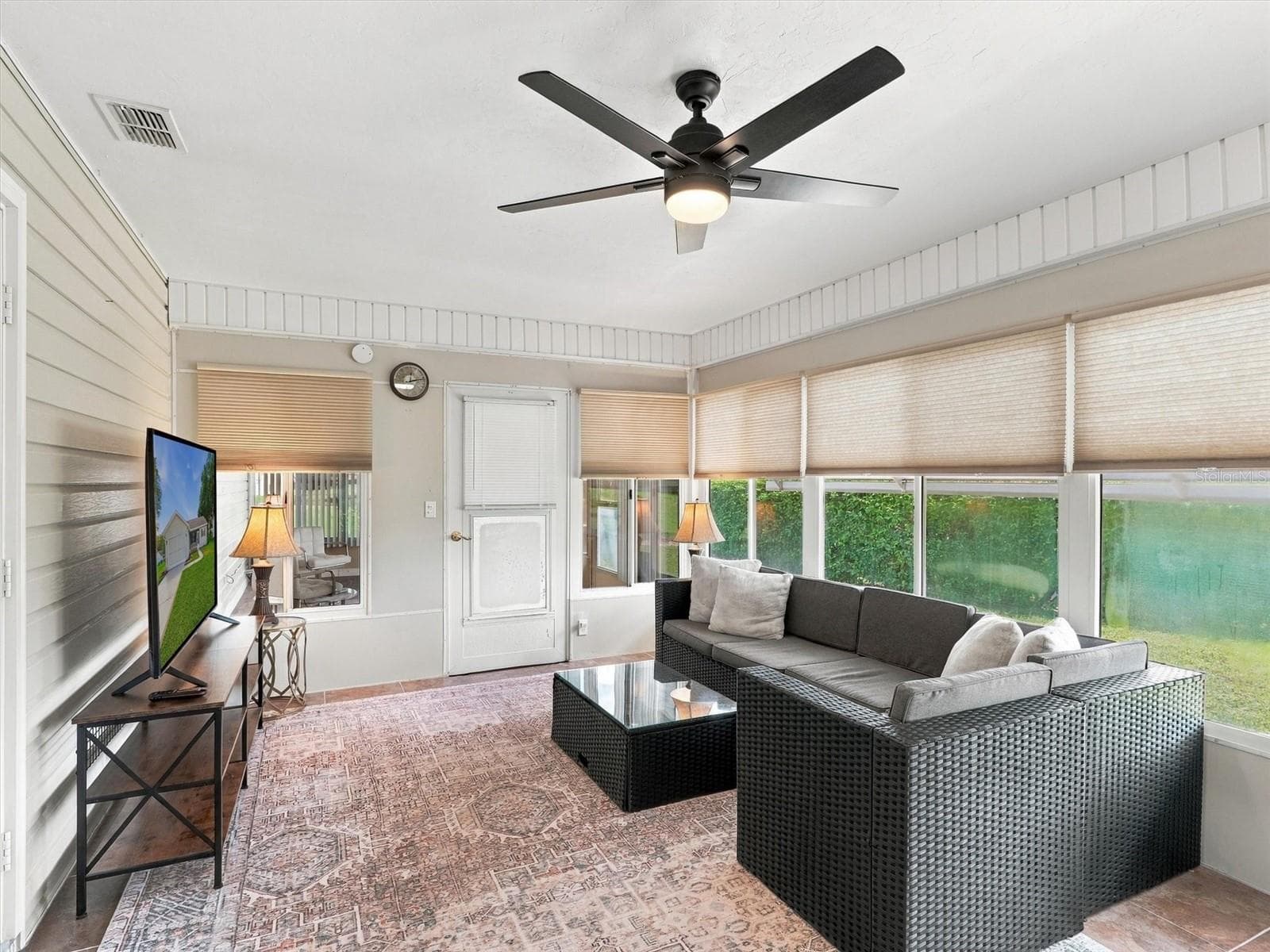 Lanai / Den - furnished perfect for entertaining - 9892 SE 177TH LN, SUMMERFIELD