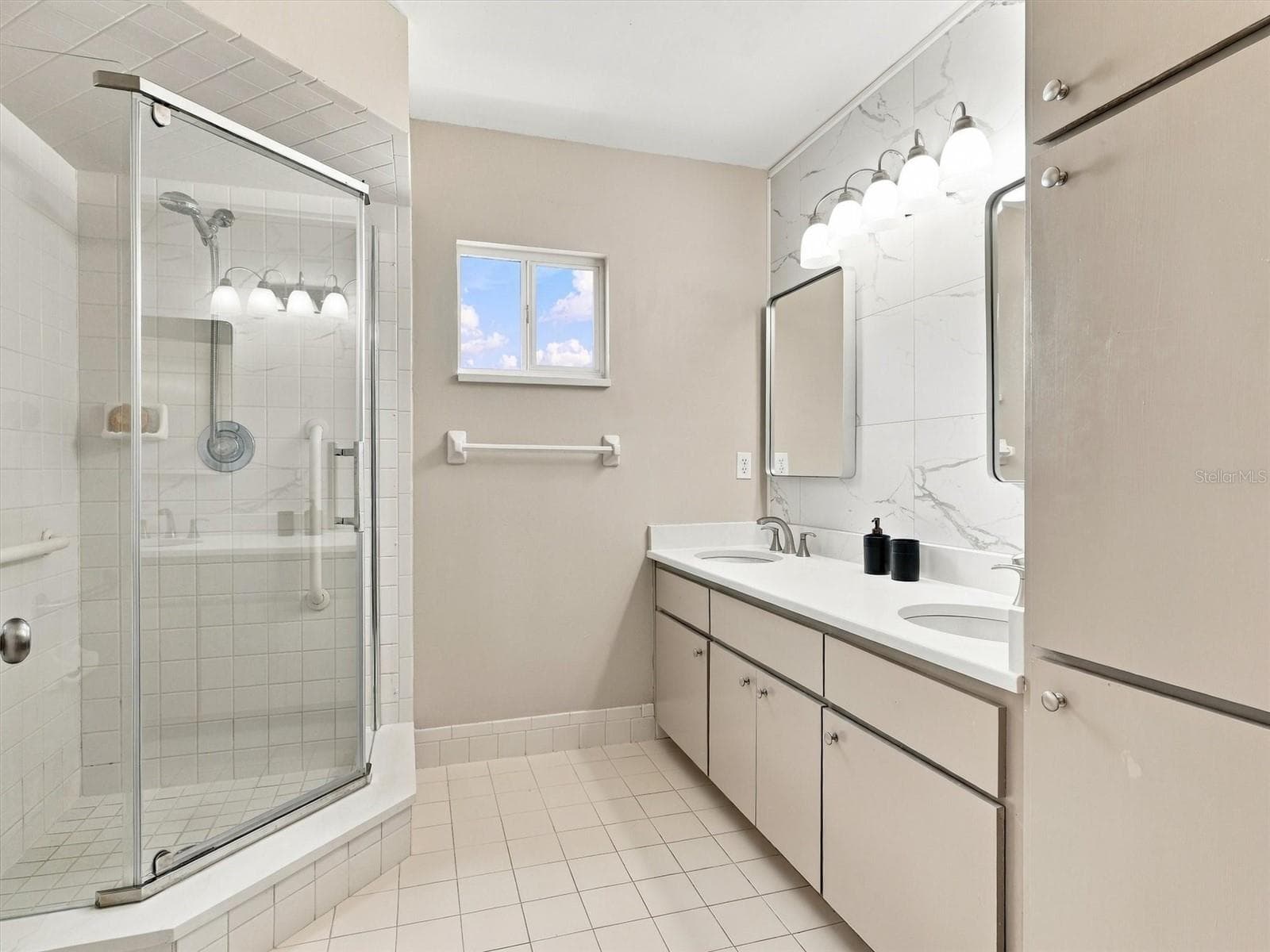 Primary En-Suite Bathroom - updated with 2 sinks, mirror, toilet, countertops, painted cabinets - 9892 SE 177TH LN, SUMMERFIELD