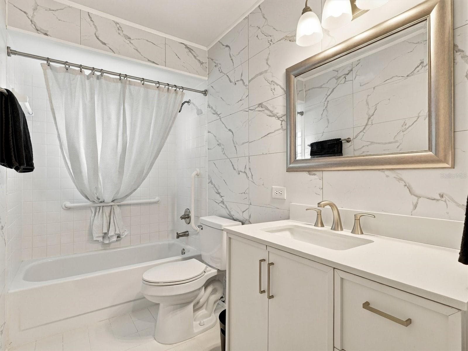 Guest Bathroom - updated with new vanity, wall tiles, mirror, toilet - 9892 SE 177TH LN, SUMMERFIELD