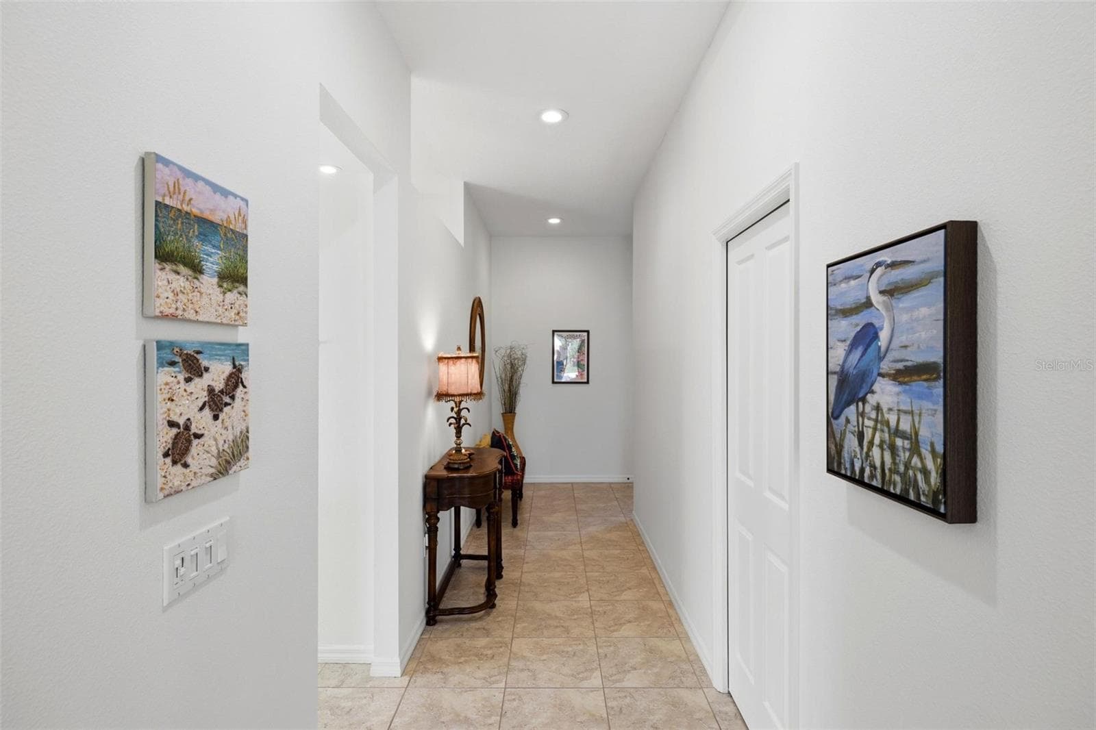 Front entry hallway - 687 LAKESCENE DR, VENICE