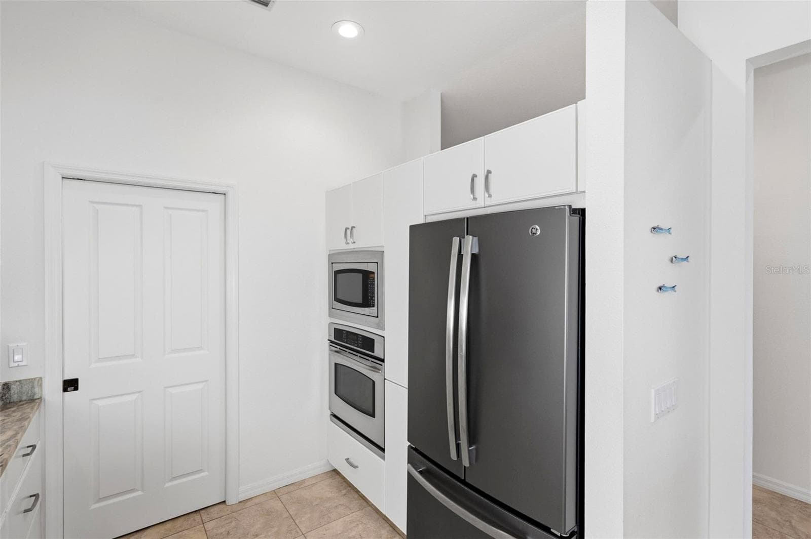 Kitchen with built-in wall oven and microwave - 687 LAKESCENE DR, VENICE