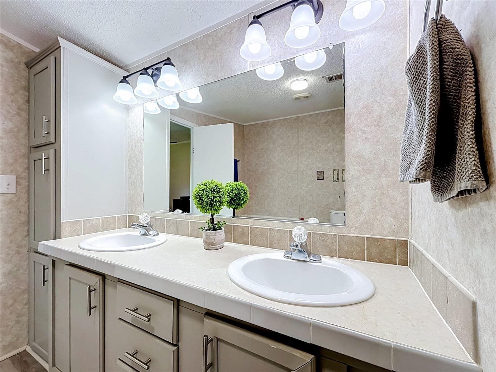 Master Bathroom - 2733 RIVKIN DR, KISSIMMEE