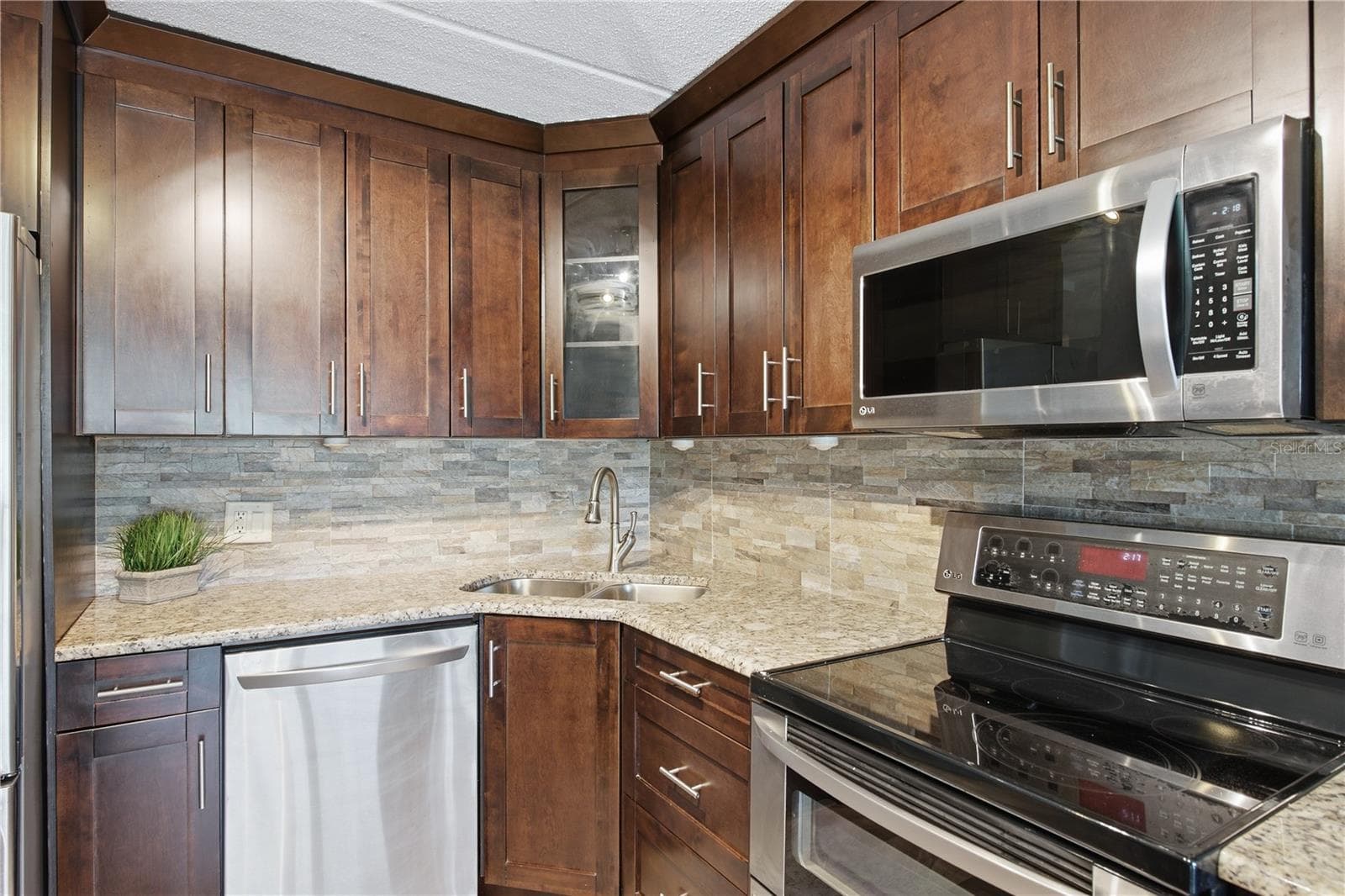 Timeless backsplash - 821 DELEON CT #109, DUNEDIN