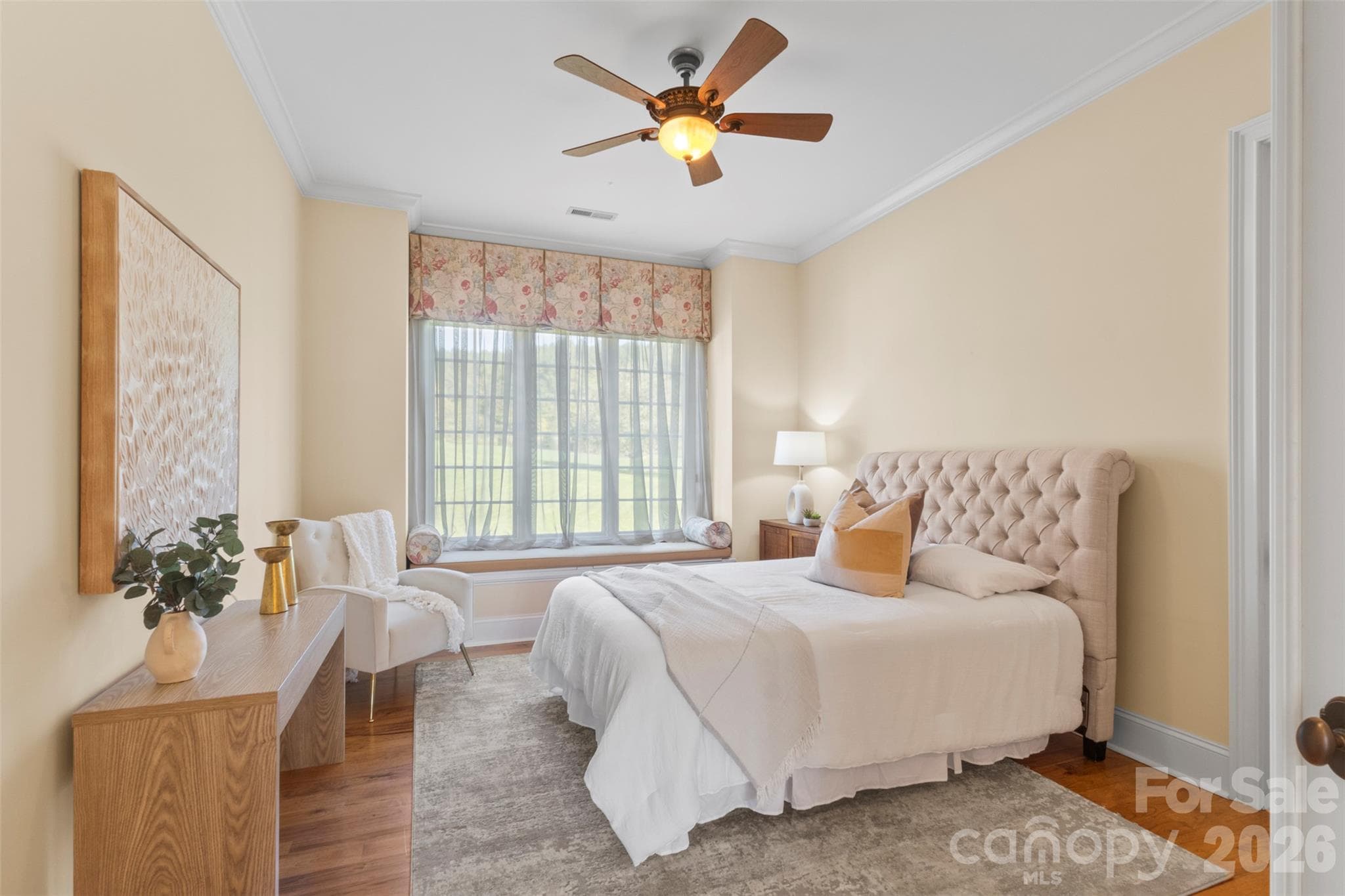 Secondary bedroom on the main level with en-suite - 973 Pinnacle Drive, Iron Station