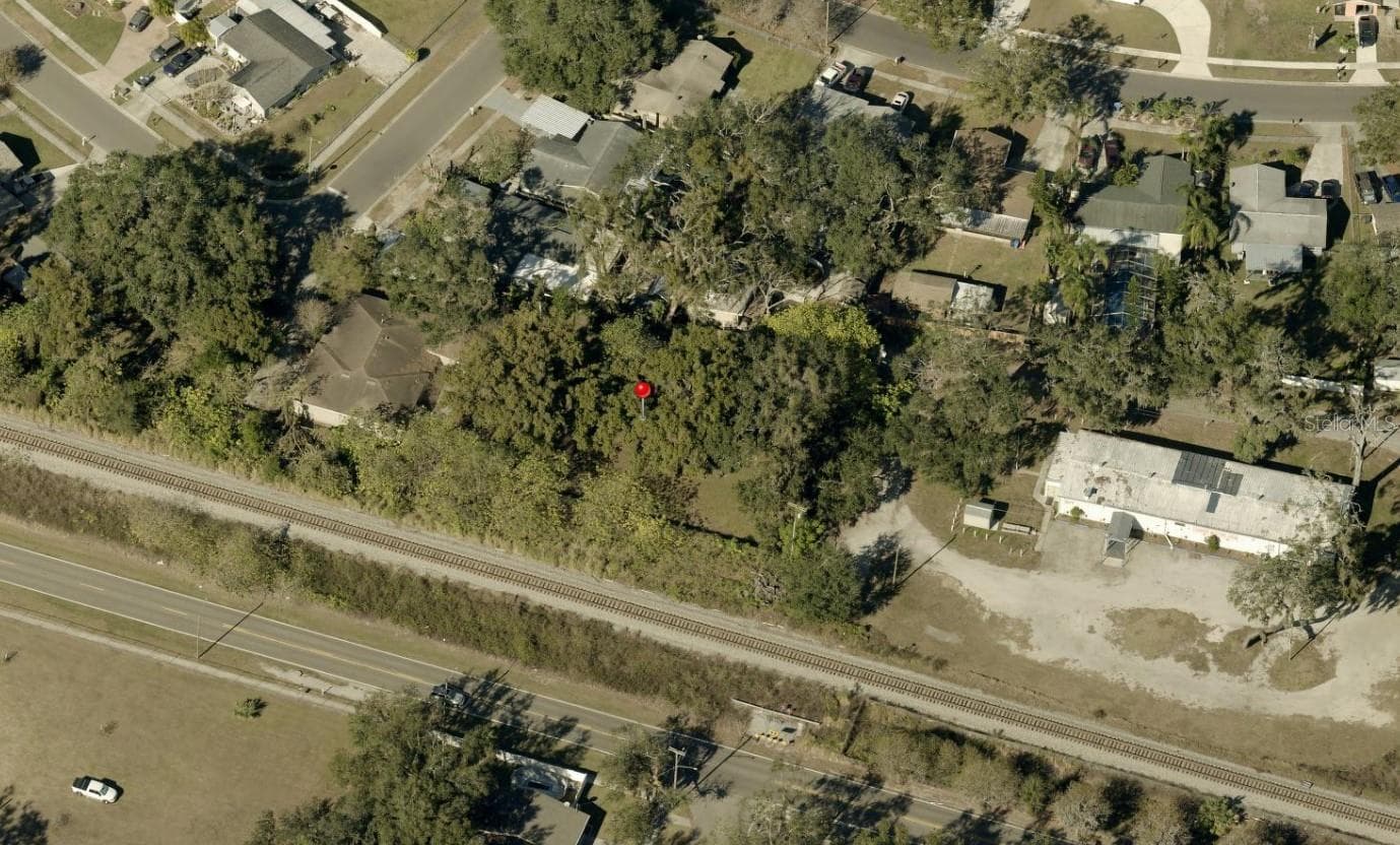122 W CLAY AVE