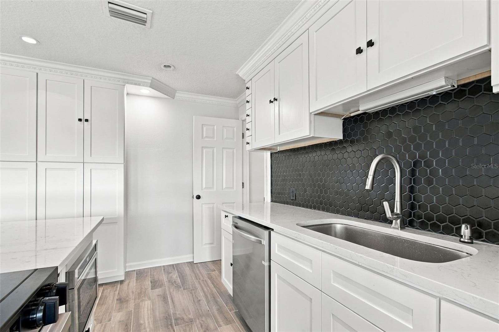 Single Family Residence at 2078 NE MONTANA AVE NE, ST PETERSBURG, photo 19 of 77