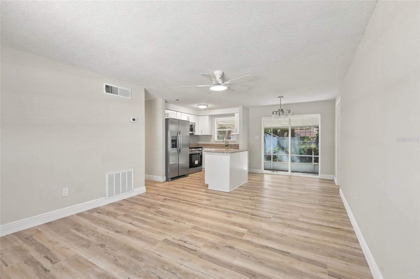 Single Family Residence at 330 BROOKLYN AVE, ORANGE CITY, photo 7 of 43