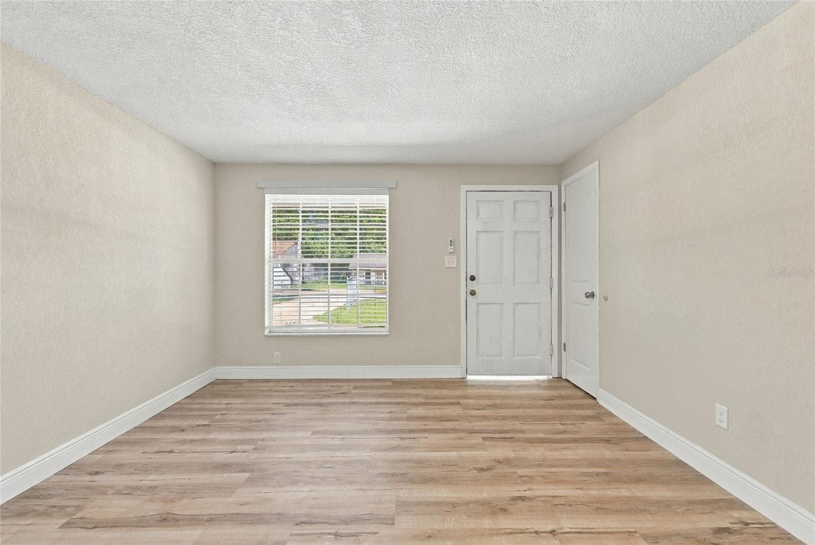 Living room. - 330 BROOKLYN AVE, ORANGE CITY