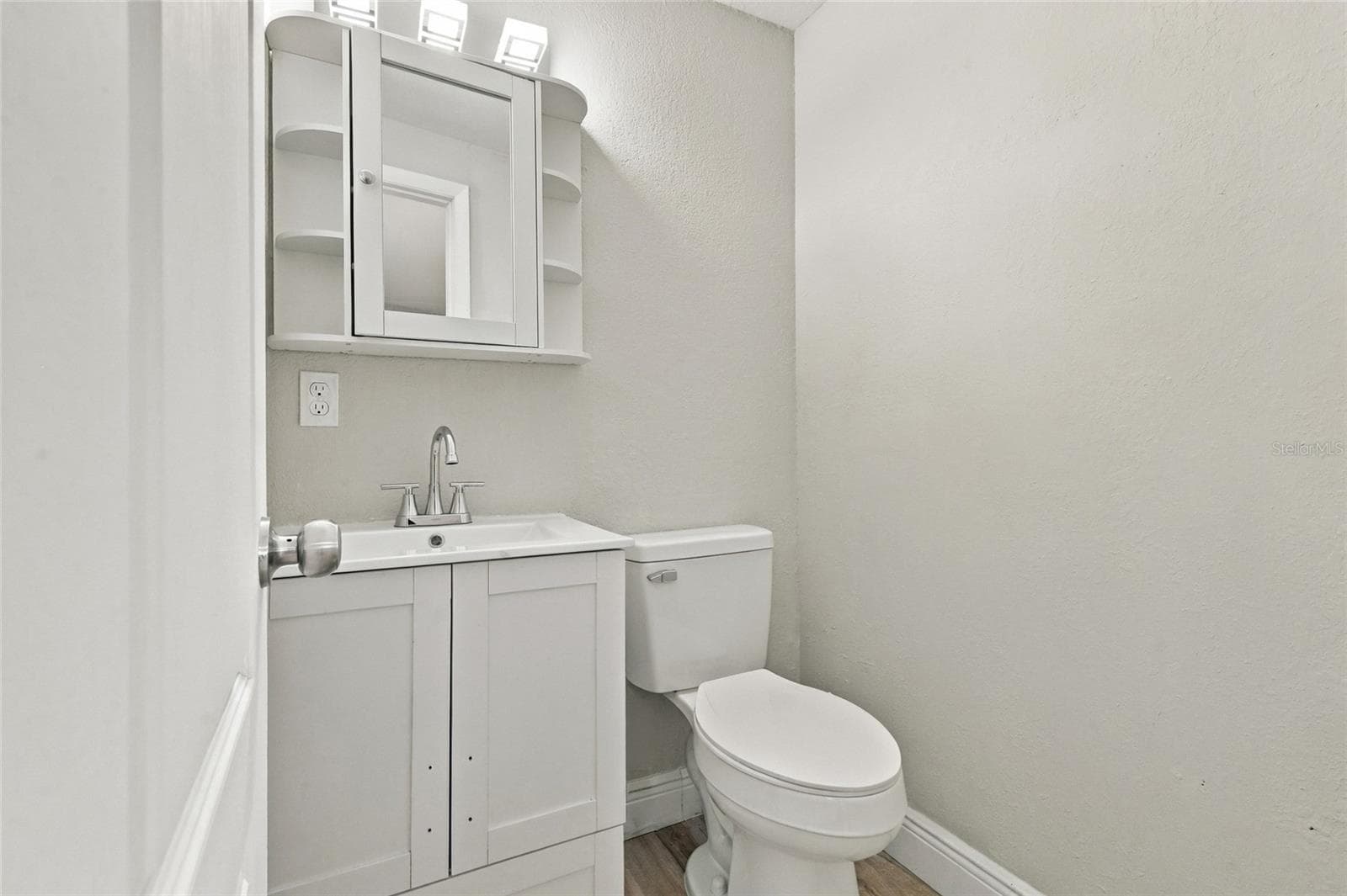Primary en-suite half bathroom. - 330 BROOKLYN AVE, ORANGE CITY