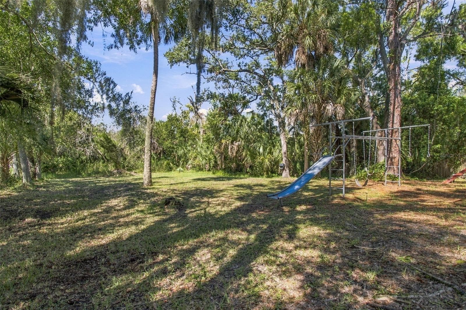 Huge Back Yard surrounded by trees - 8102 STONEFIELD, TAMPA