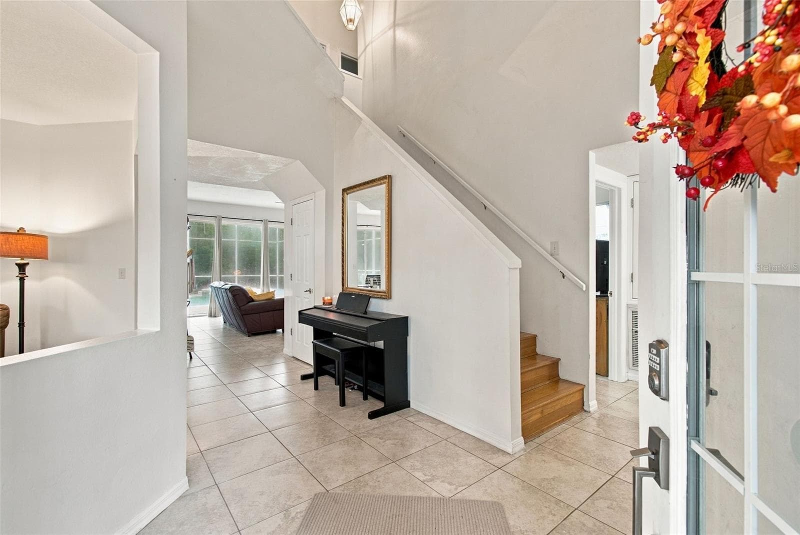 Spacious Grand Entryway into the House - 8102 STONEFIELD, TAMPA
