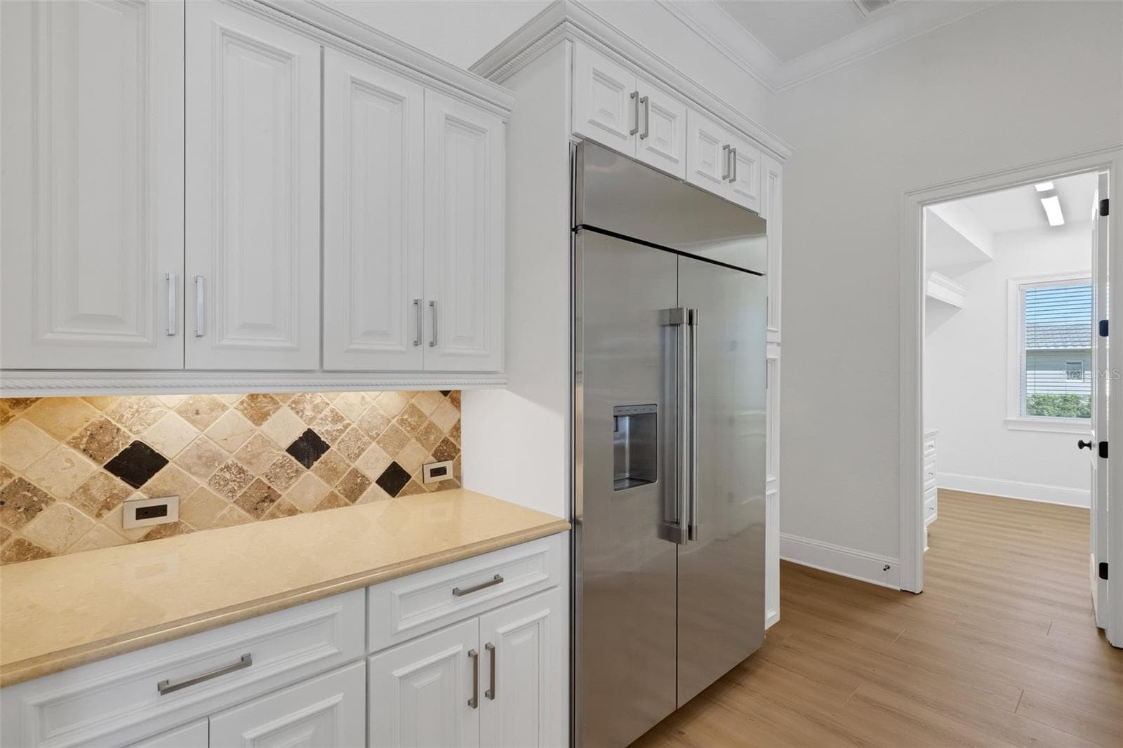 Solid surface countertops with travertine backsplash, under cabinet lighting and more. - 6562 EAGLE VIEW LOOP, LAKELAND